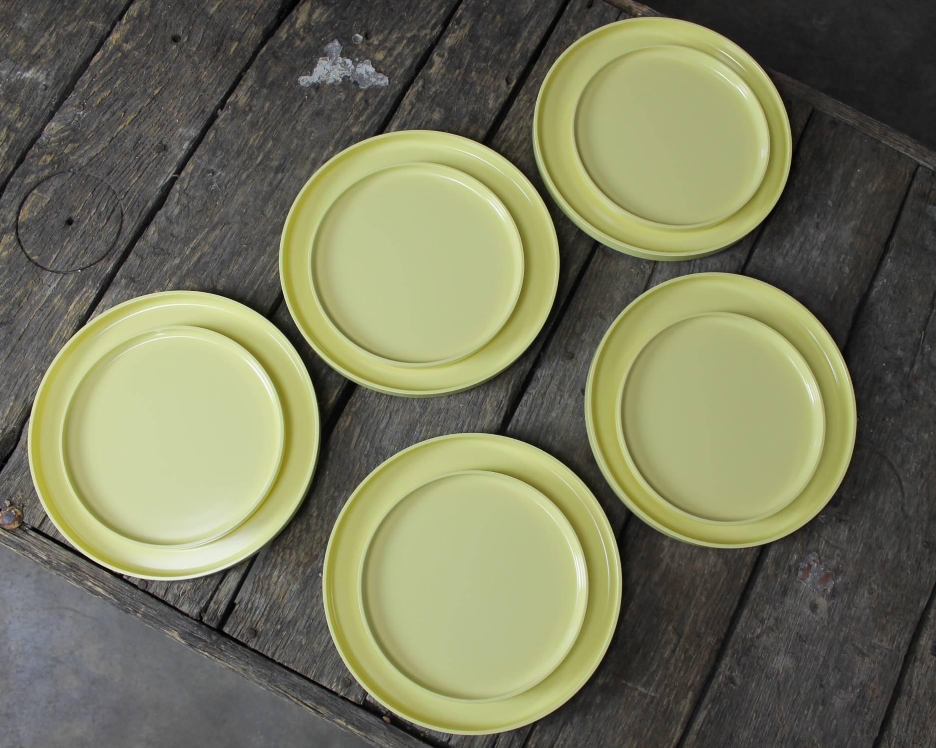 Massimo Vignelli Heller Dinnerware 20 Large Plates and 20 Small Plates Yellow In Good Condition In Topeka, KS