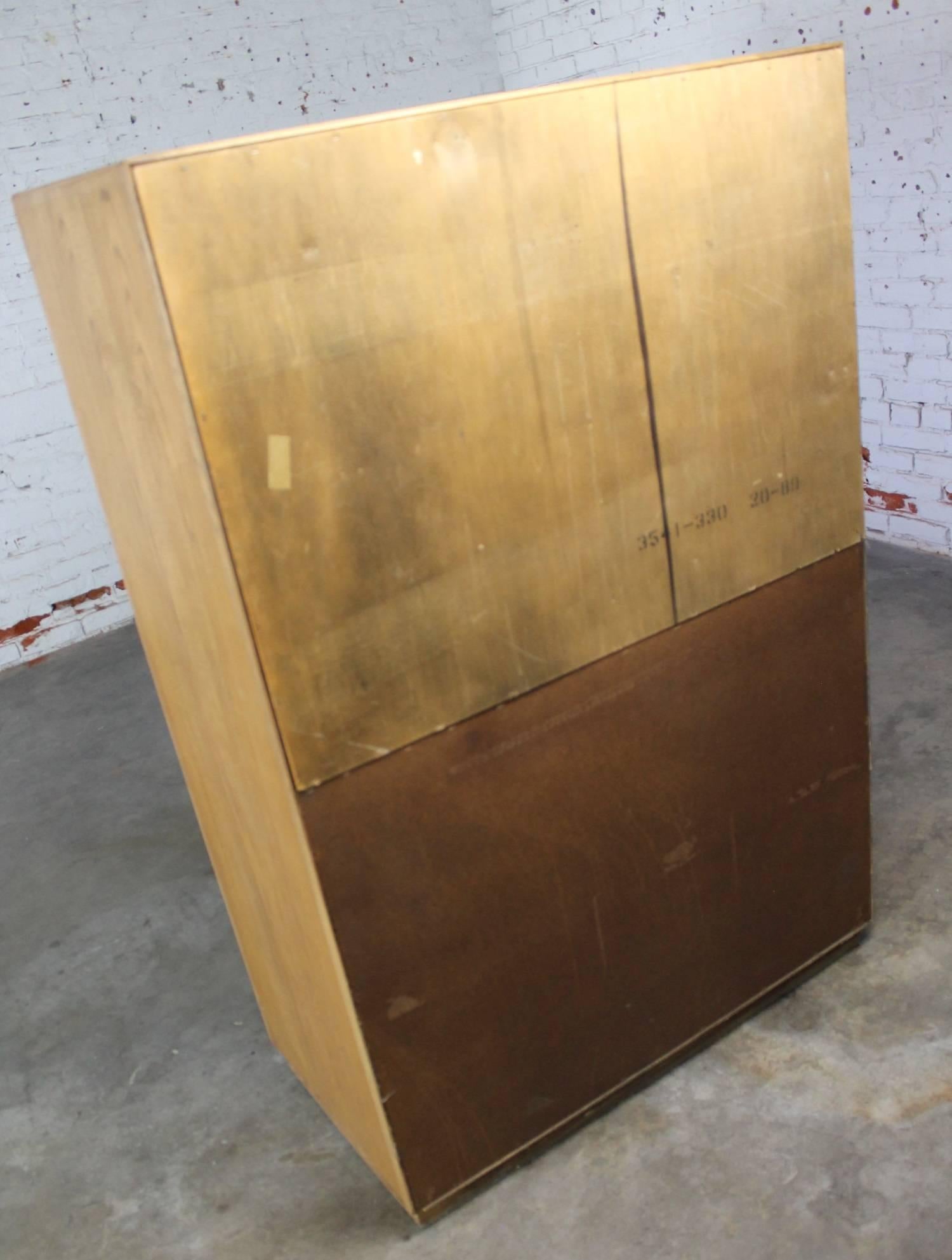 Vintage Campaign Style Gentlemen’s Chest by Founders Furniture in Oak In Good Condition In Topeka, KS