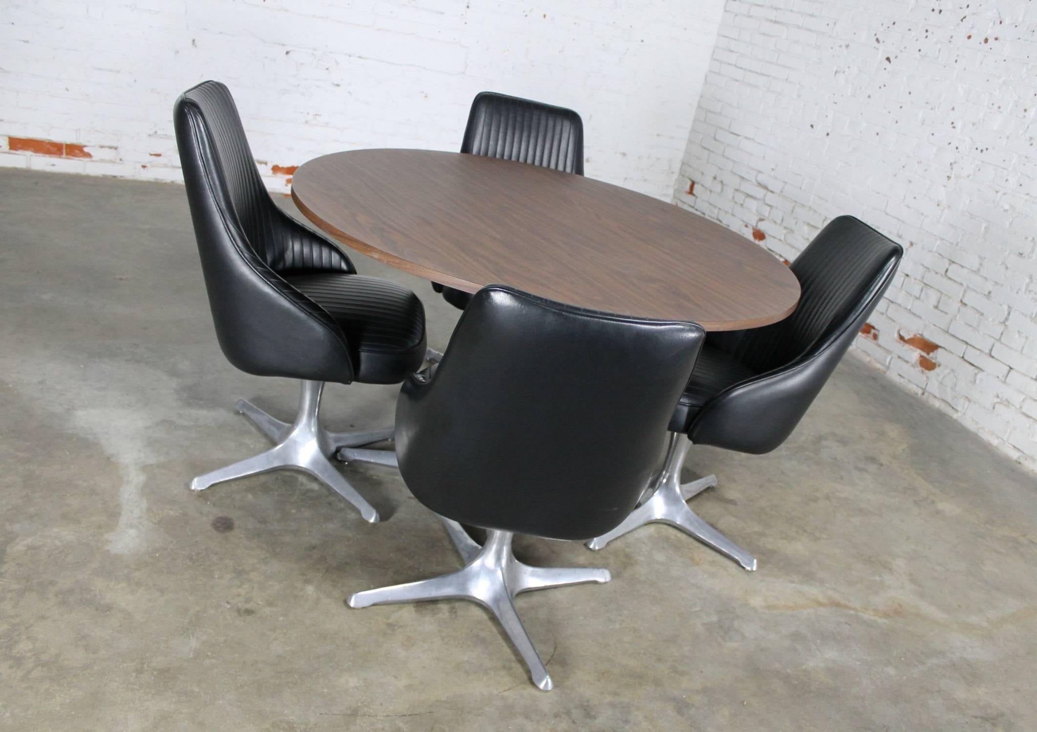 Awesome Mid-Century Modern round dinette table and four swivel chairs from the Decorables 1967 Selection by Chromcraft. This set is in wonderful vintage condition.

This incredible dinette set is from the Decorables 1967 Selection by Chromcraft.