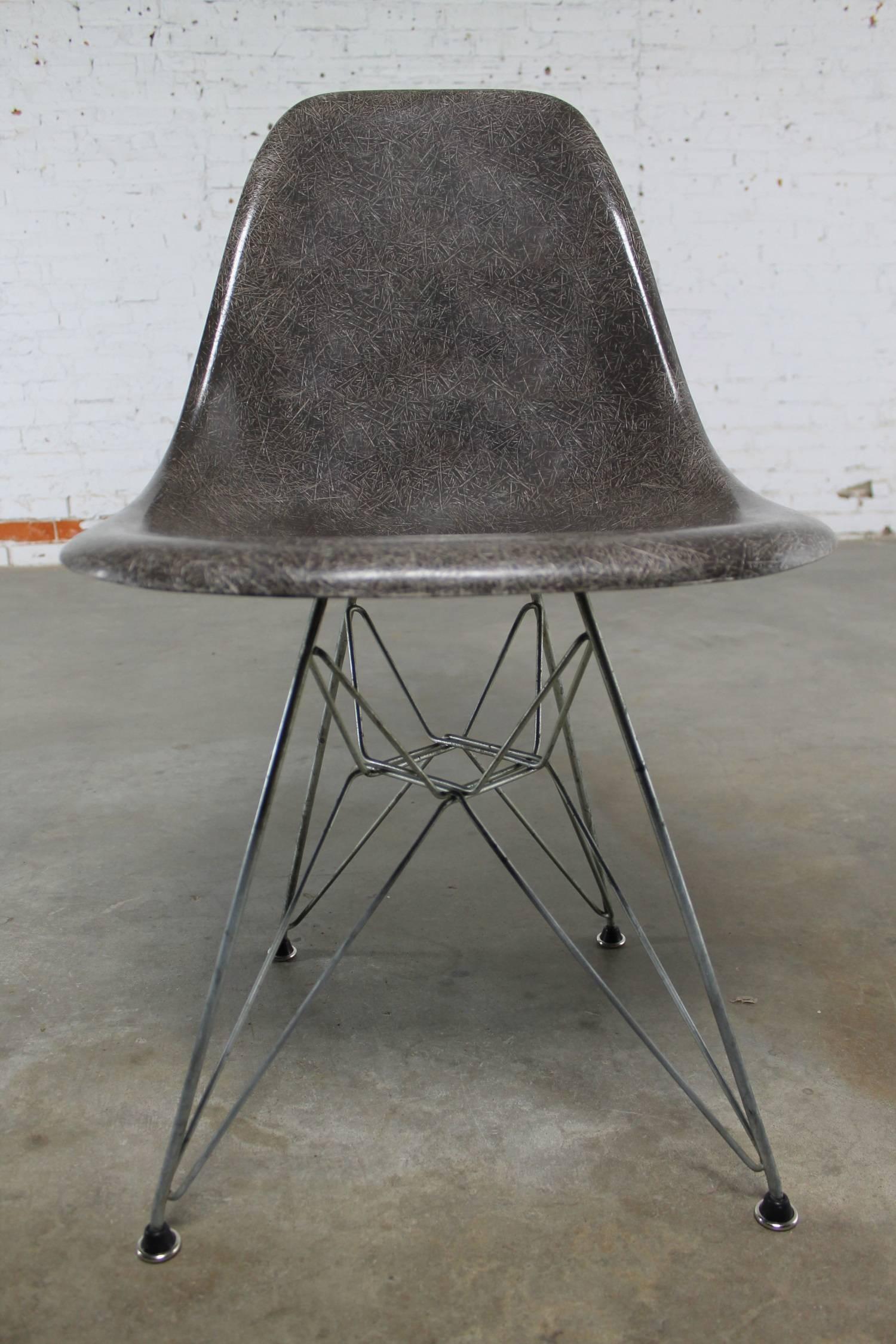 Vintage Herman Miller fiberglass side chair designed by Charles and Ray Eames. This one with an Eiffel Tower base (DSR) in elephant hide grey, circa 1976 and in wonderful vintage condition.

This is a fabulous vintage DSR chair and in such a