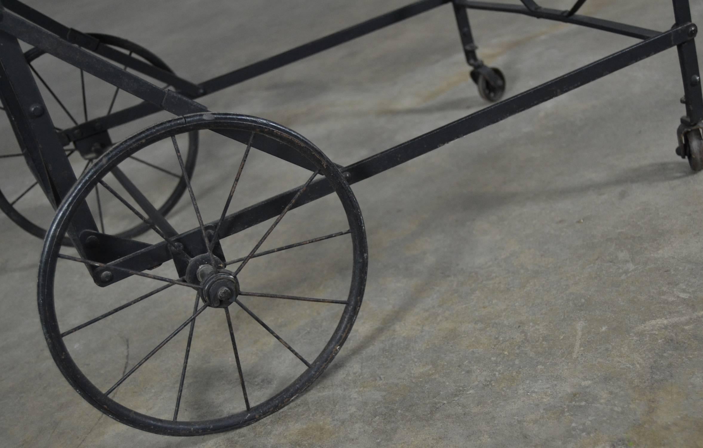 Antique Industrial Black Iron Oak Folding Rolling Tea or Bar Cart Hotel Trolley In Good Condition In Topeka, KS