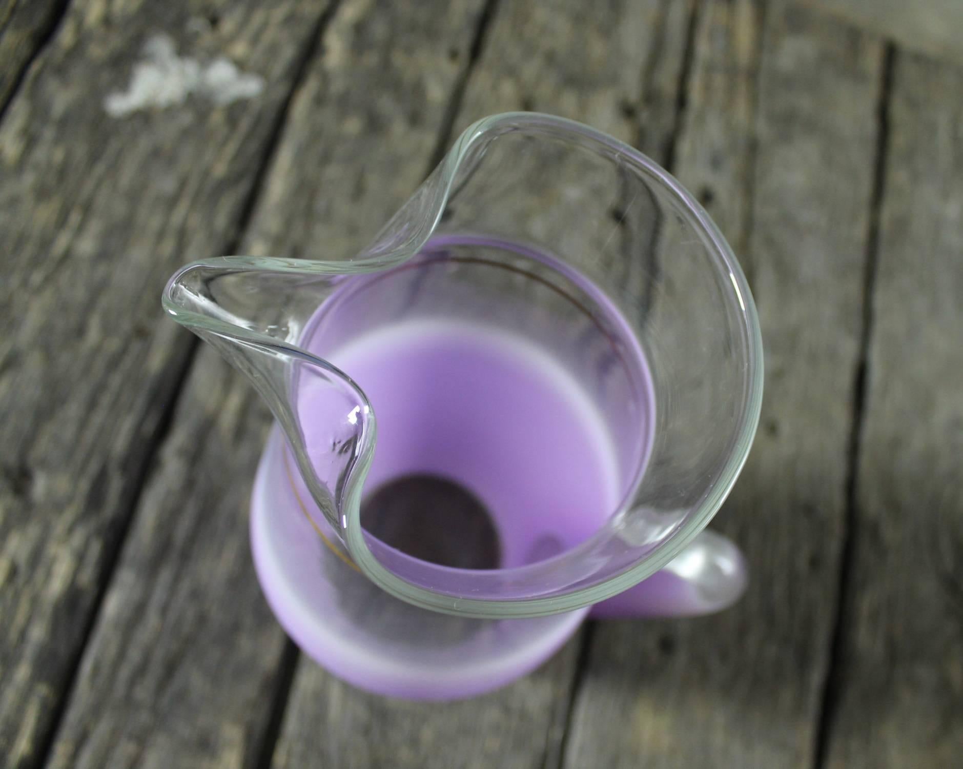 Blendo Cocktail Pitchers One White One Lavender West Virginia Glass, Mid-Century In Good Condition In Topeka, KS