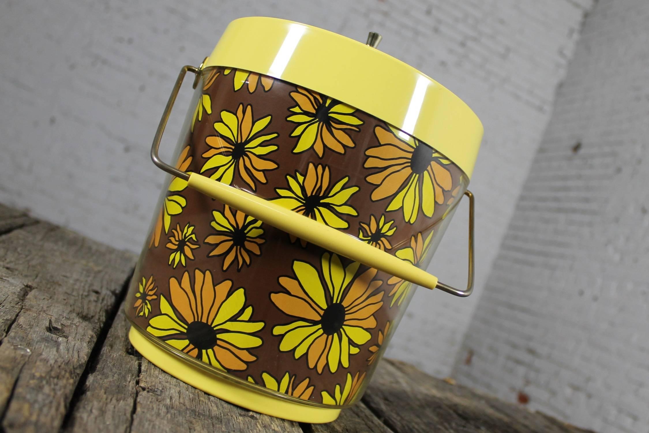 Fun vintage Mid-Century Modern yellow daisy ice bucket by West Bend Thermo Serv, Inc. This great plastic ice bucket is in wonderful vintage condition.

This ice bucket just looks like a fun in the sun mod flower child summer party! Bright sunshine