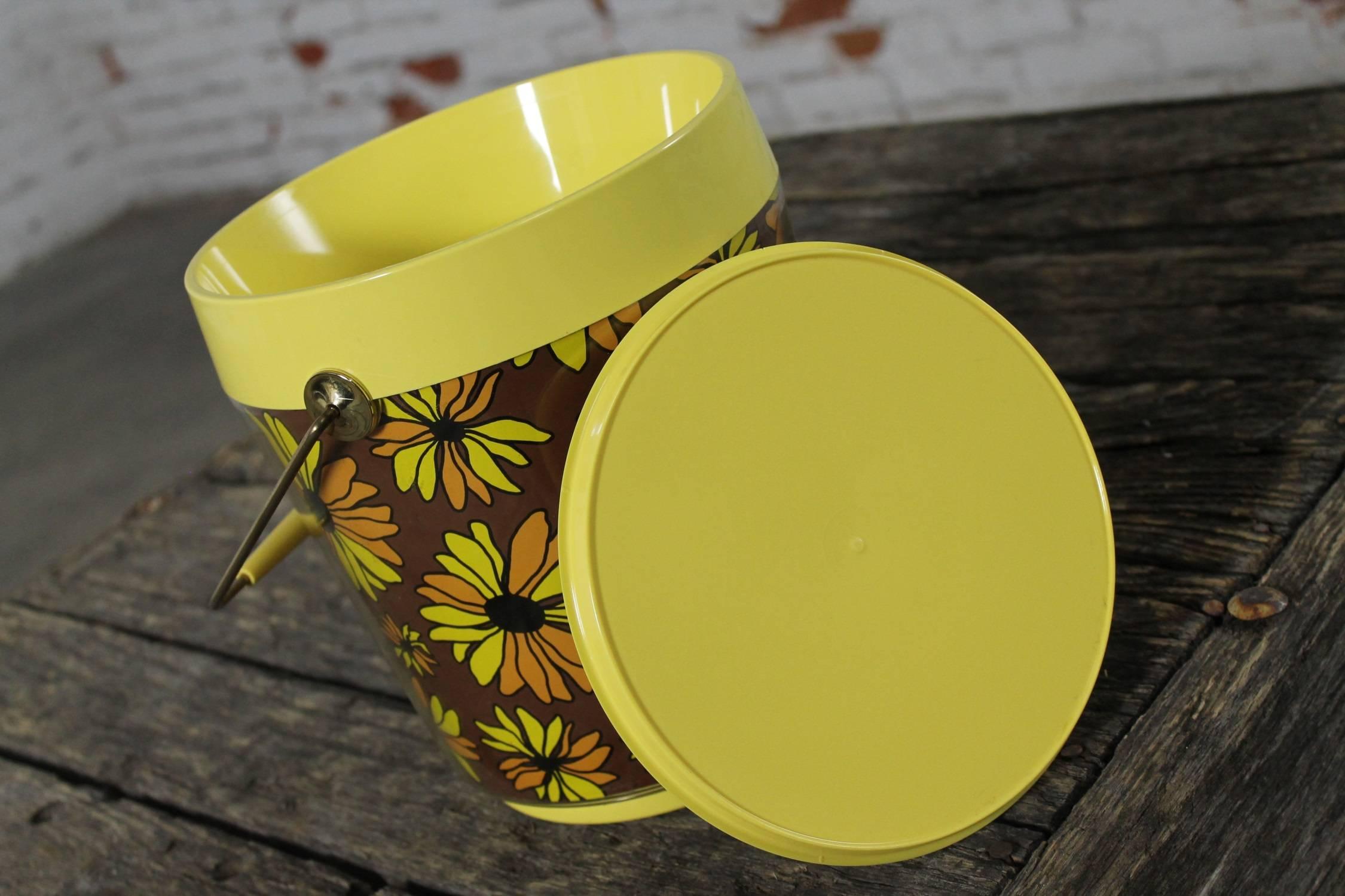 Yellow Daisy Ice Bucket by West Bend Thermo Serv Vintage, Mid-Century Modern In Good Condition In Topeka, KS