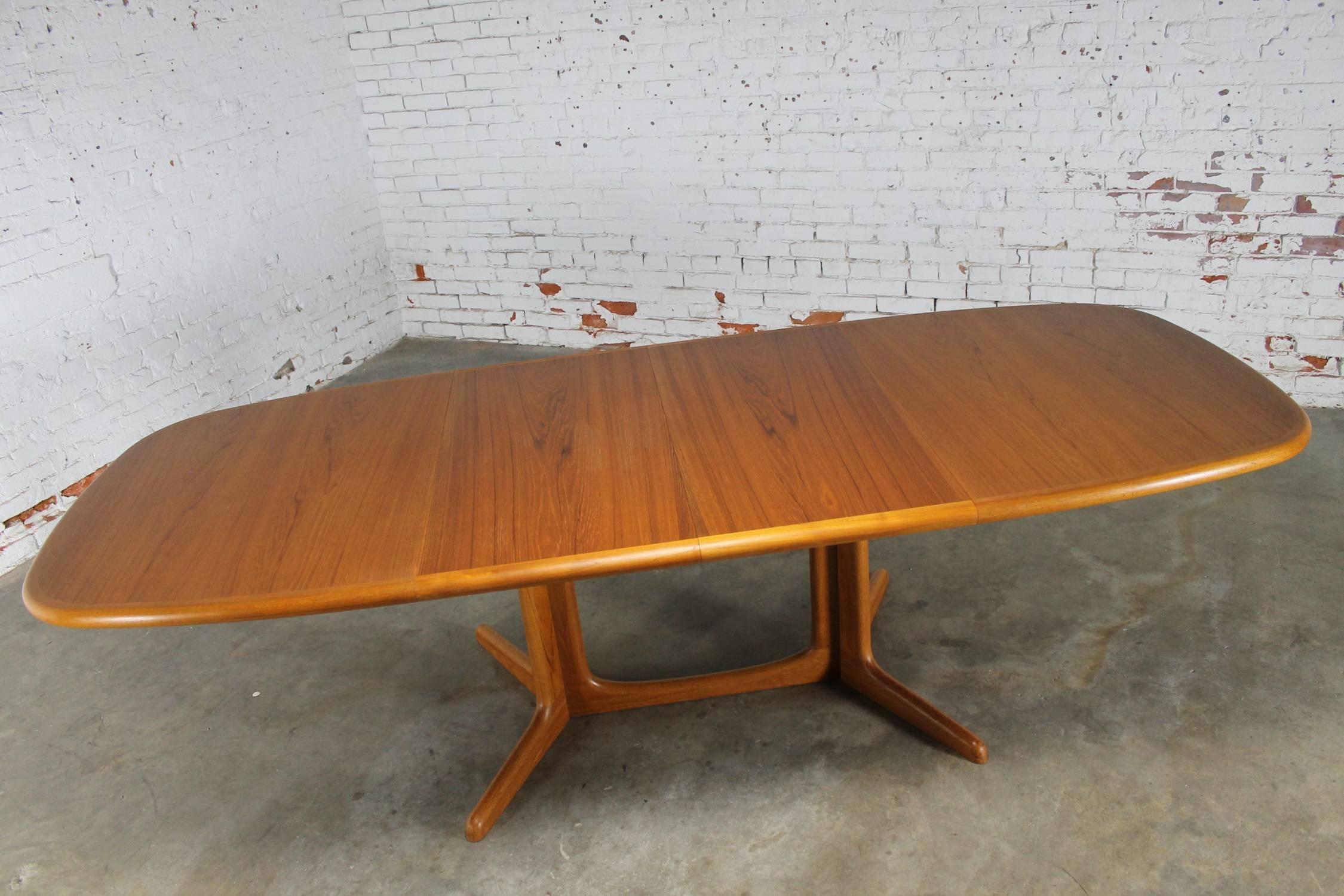 Gorgeous Danish Modern teak expanding dining table by Gudme Mobelfabrik. circa 1960 and in wonderful vintage Mid-Century condition. We have found no outstanding blemishes.

If you have a big family or love giving dinner parties, this is the table