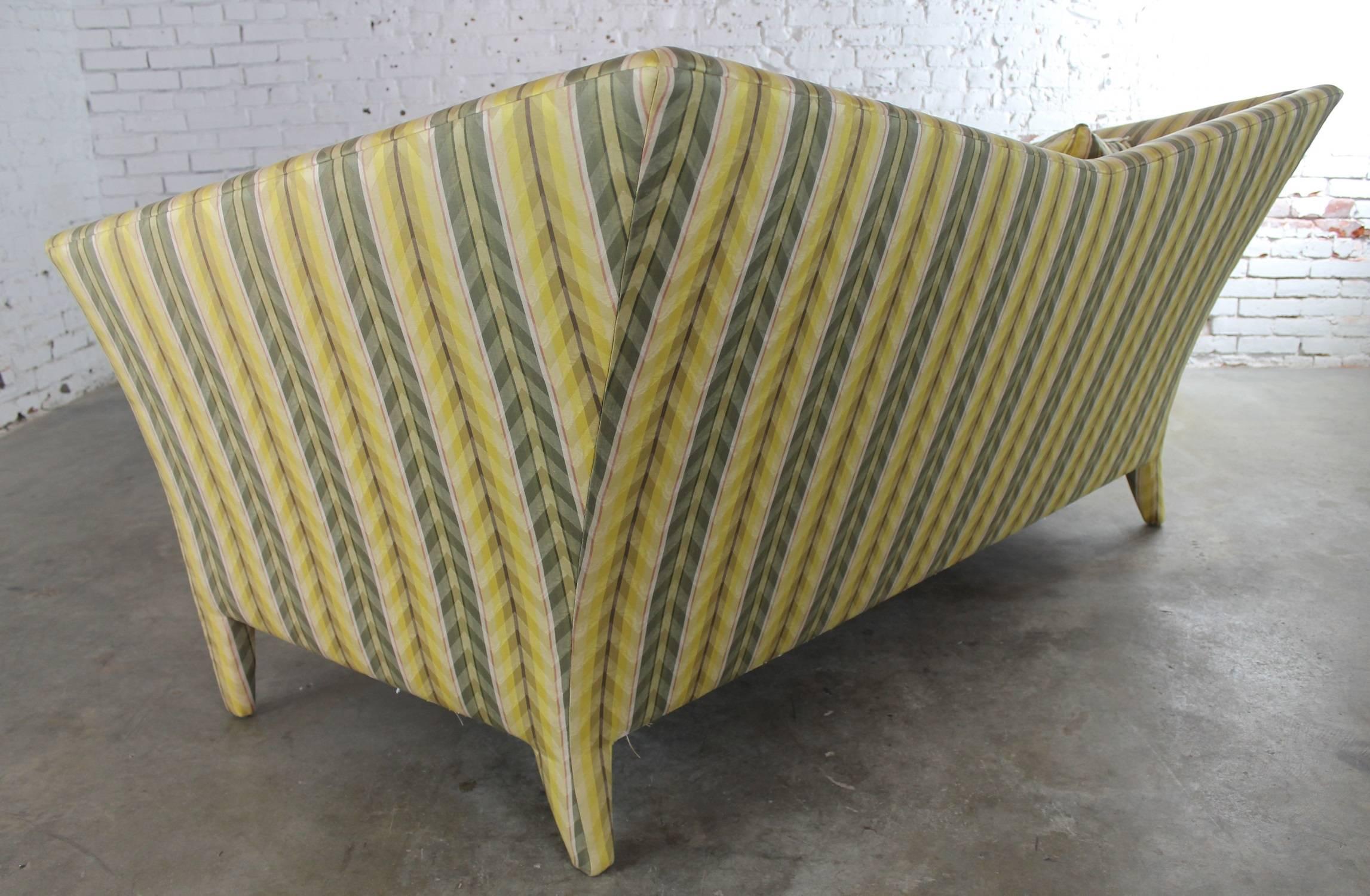 20ième siècle Canapé vintage Donghia à rayures jaunes Spirit de John Hutton en vente