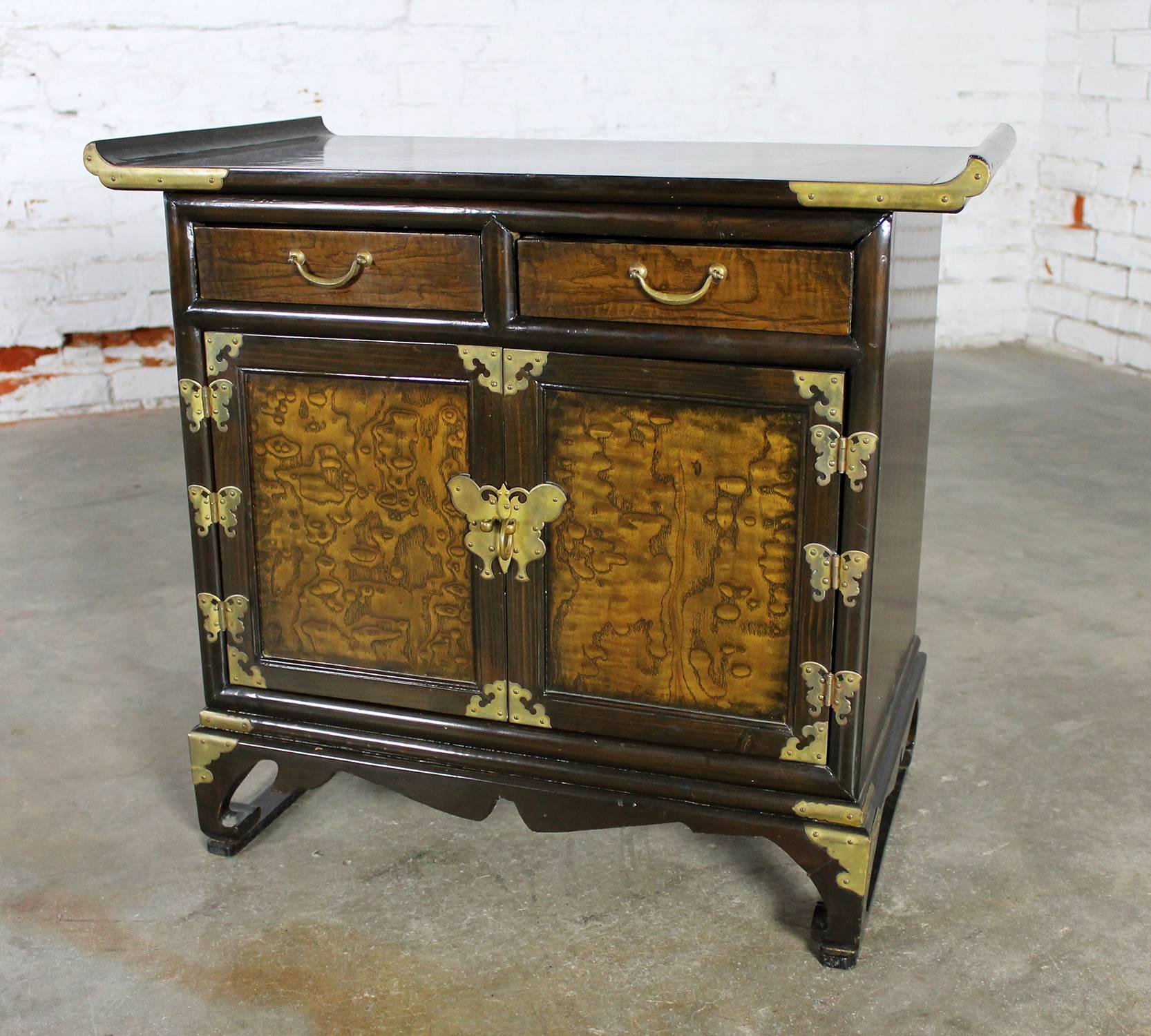 Wonderful small Korean design scholar’s accent cabinet, chest or end table with brass butterflies and other decorative trim and hardware. In good vintage condition, circa 20th century.

Sometimes you need just the right little piece of furniture