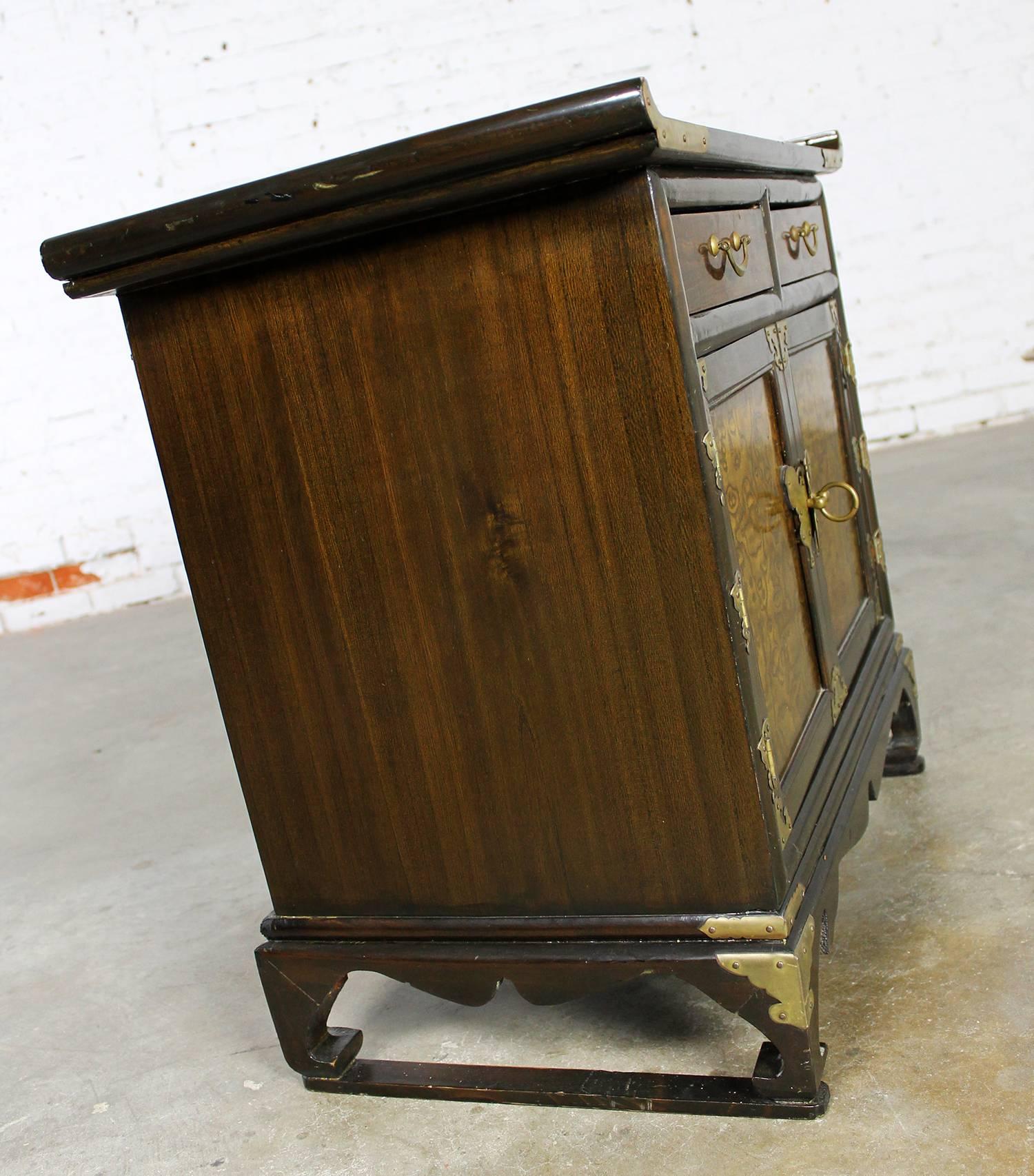 Small Korean Design Asian Accent Scholar's Cabinet Vintage In Good Condition In Topeka, KS