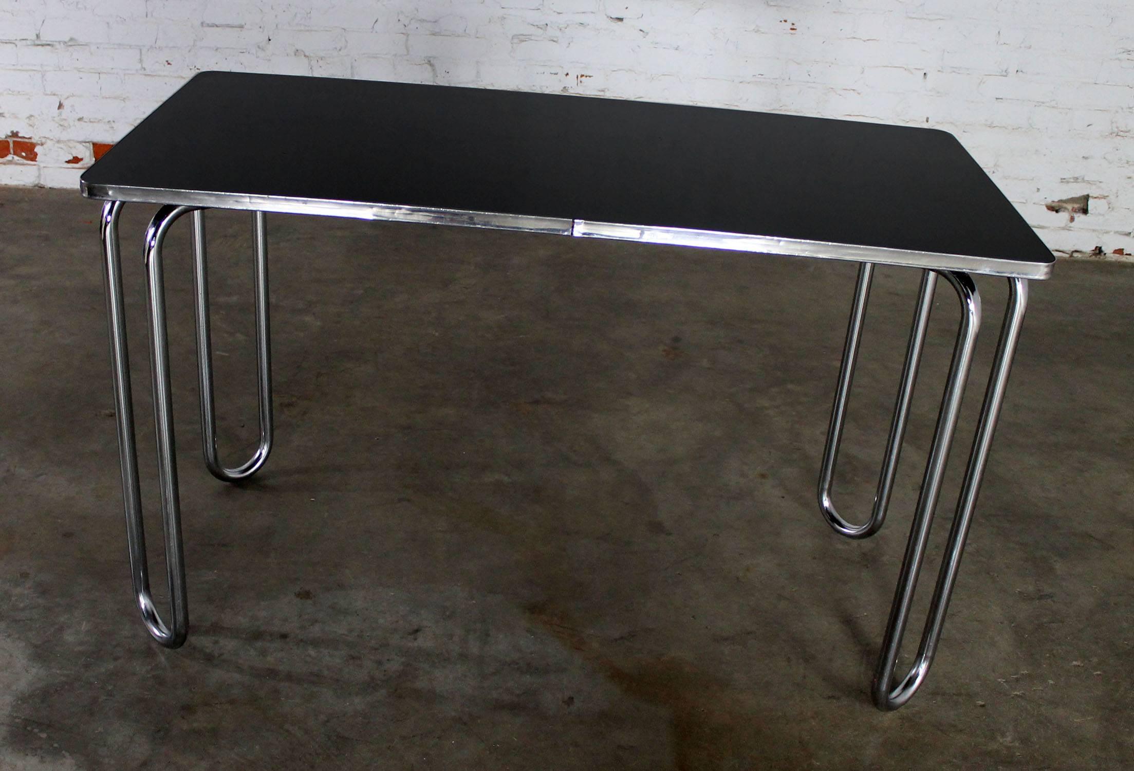 Awesome chrome base and black laminate-like topped Art Deco streamline machine age table with chrome edge trim. Use it as a sofa table, entry table, writing table, or dinette table. In wonderful vintage condition, circa 1930.

I so love the