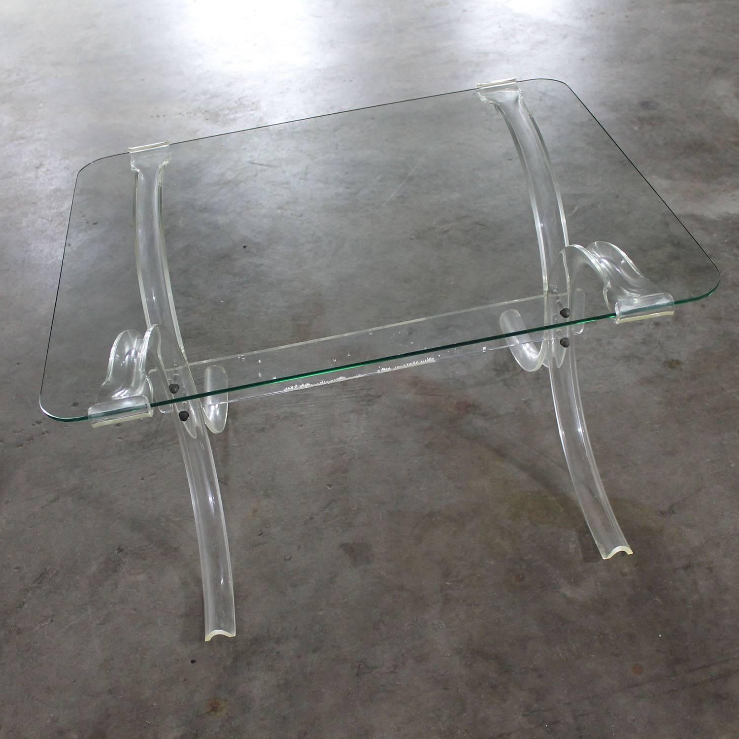 Beautiful Art Deco Hollywood Regency Lucite X base side table with a glass top. In wonderful vintage condition circa 1930-1940s.

Ooh La La! Fabulous little side or end table circa 1930s thru 1940s. Comprised of folded and rounded Lucite forming a