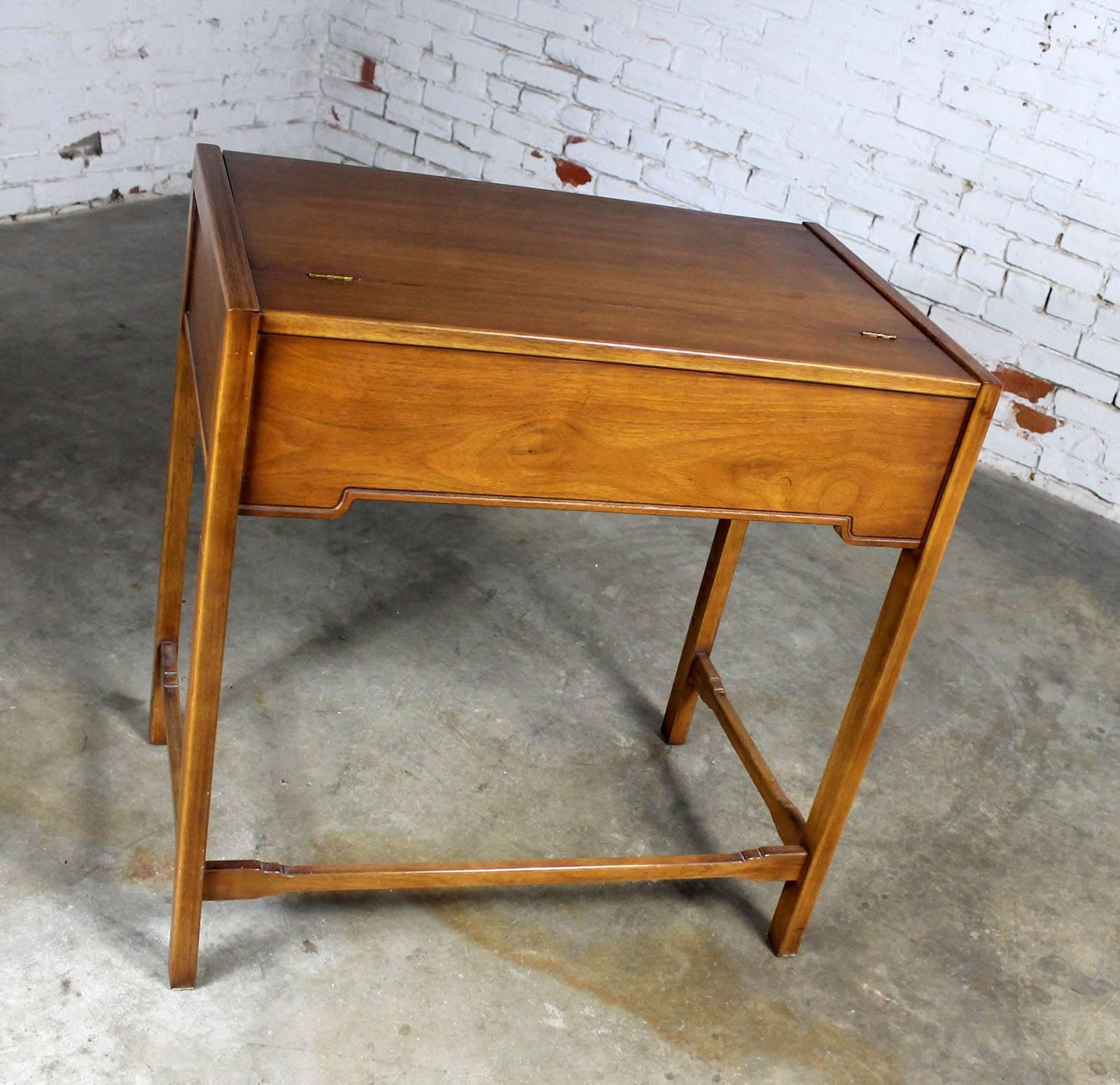 Compass by Drexel Campaign Style Lift Top Make-Up Vanity Vintage, Mid-Century In Good Condition In Topeka, KS