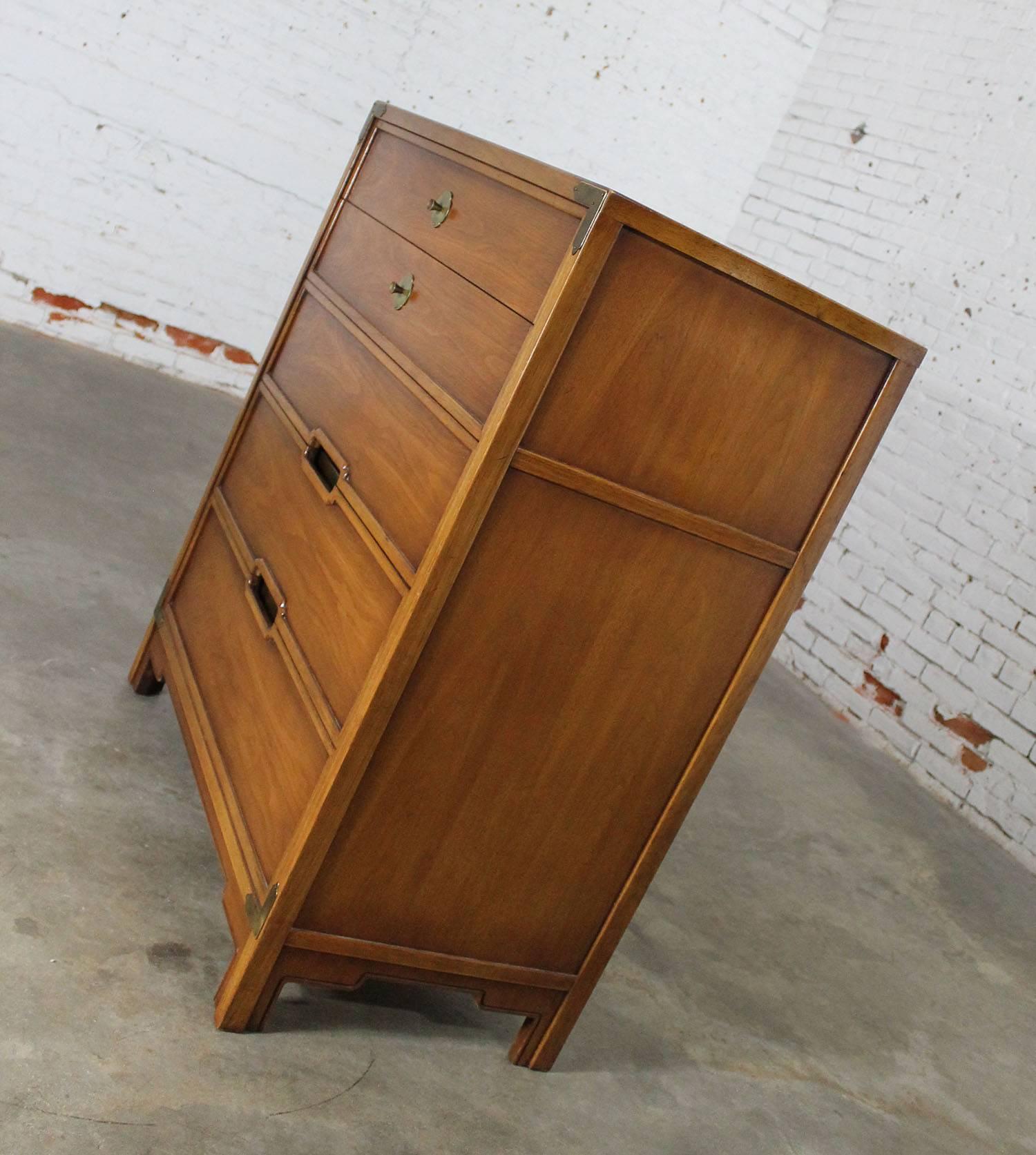 Handsome vintage Mid-Century Campaign style five-drawer chest of drawers by Drexel from their Compass collection. In wonderful condition, circa 1960s with the normal small nicks and dings you would expect with age and use.

This is an incredible