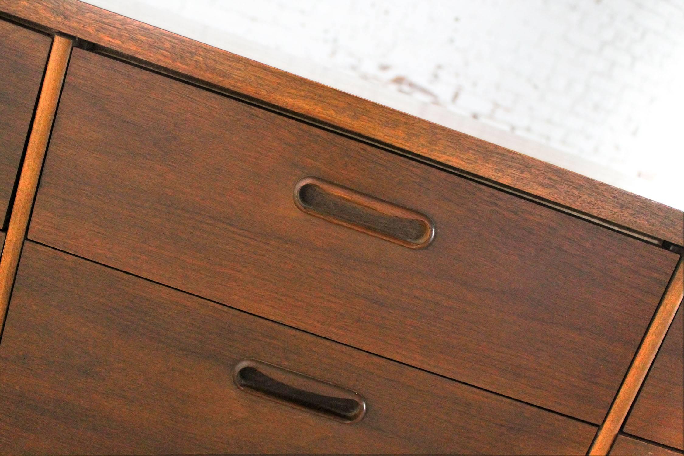 Mid-Century Walnut Danish Modern Style Nine-Drawer Dresser In Good Condition In Topeka, KS