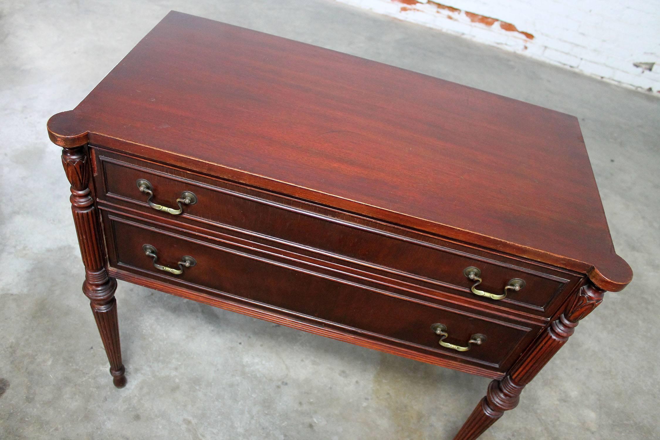 Classic Sheraton Federal Style Mahogany Server Manor of Salem Cabinetmakers In Good Condition In Topeka, KS
