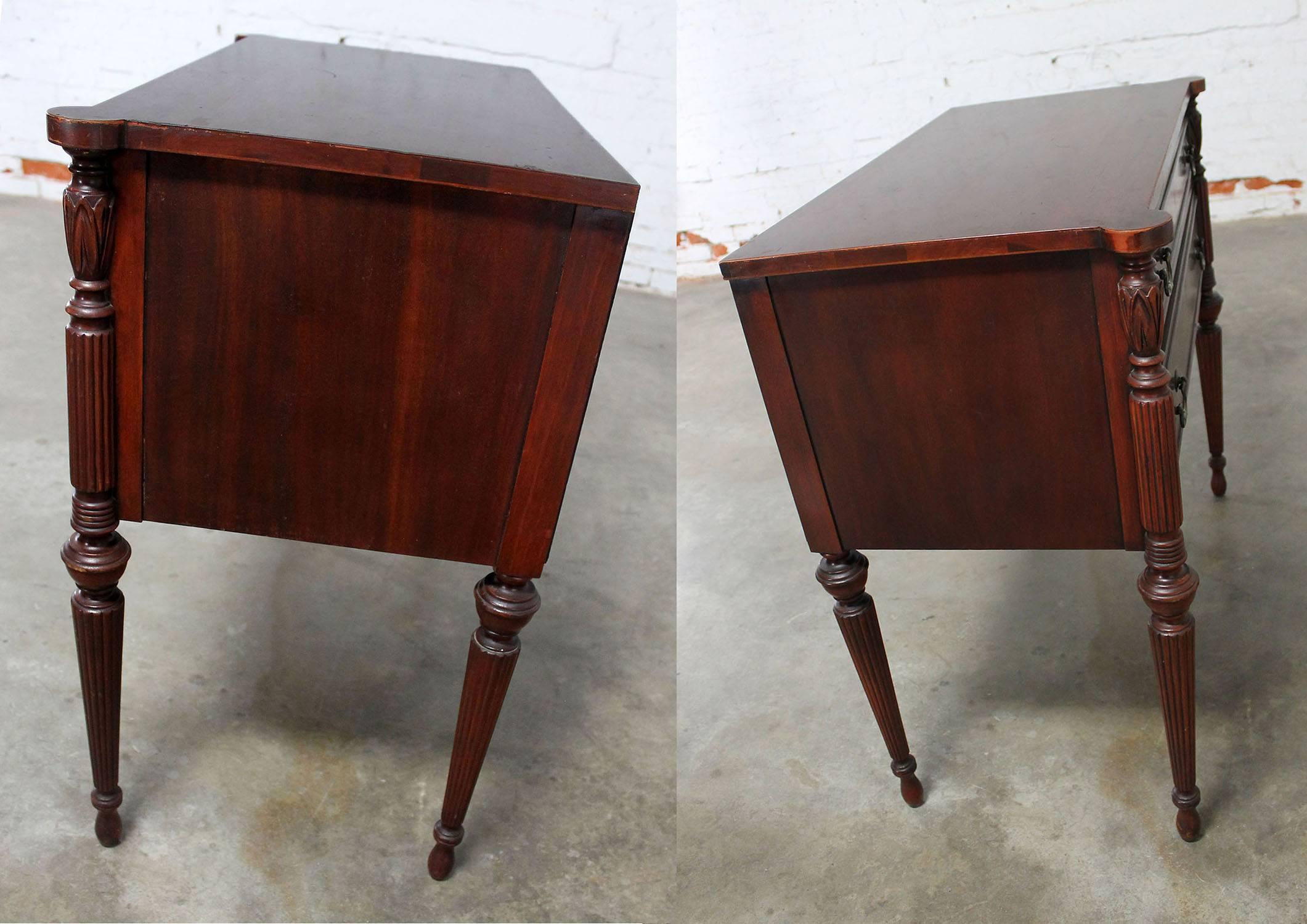 Klassischer Sheraton Federal Style Mahagoni Server Manor of Salem Cabinetmakers (amerikanisch)