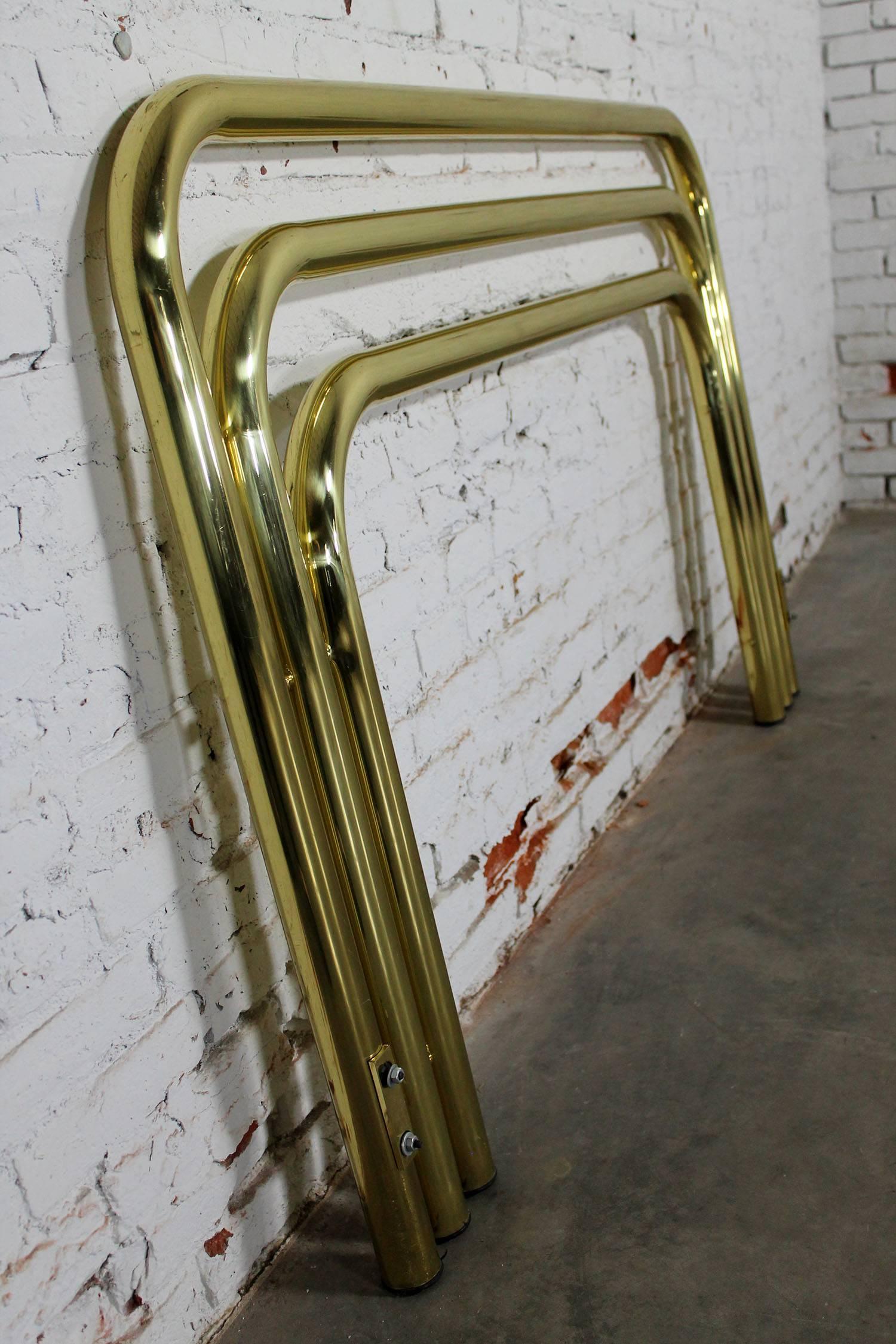 Wonderful circa 1970s brass tubular full or queen-size headboard done in the bold style of Milo Baughman. In wonderful vintage condition; it does have some small scratching but nothing major.

I love the bold and fluid lines of this beautiful circa