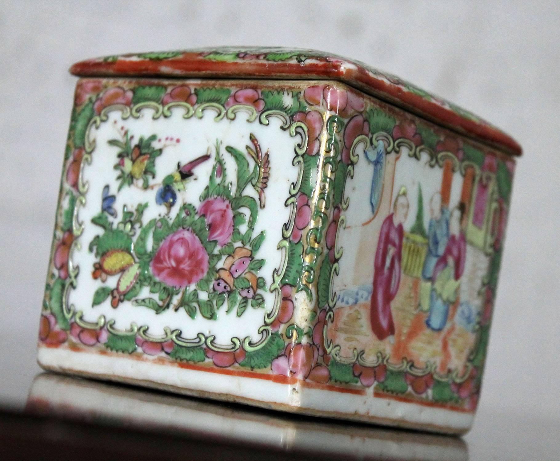 Wonderful and delicate antique Chinese Rose Medallion tea caddy box with lid in the traditional medallion design of village scenes and floral and birds. Qing dynasty, circa 1850-1890 and in wonderful antique condition. The hand-painting is worn in
