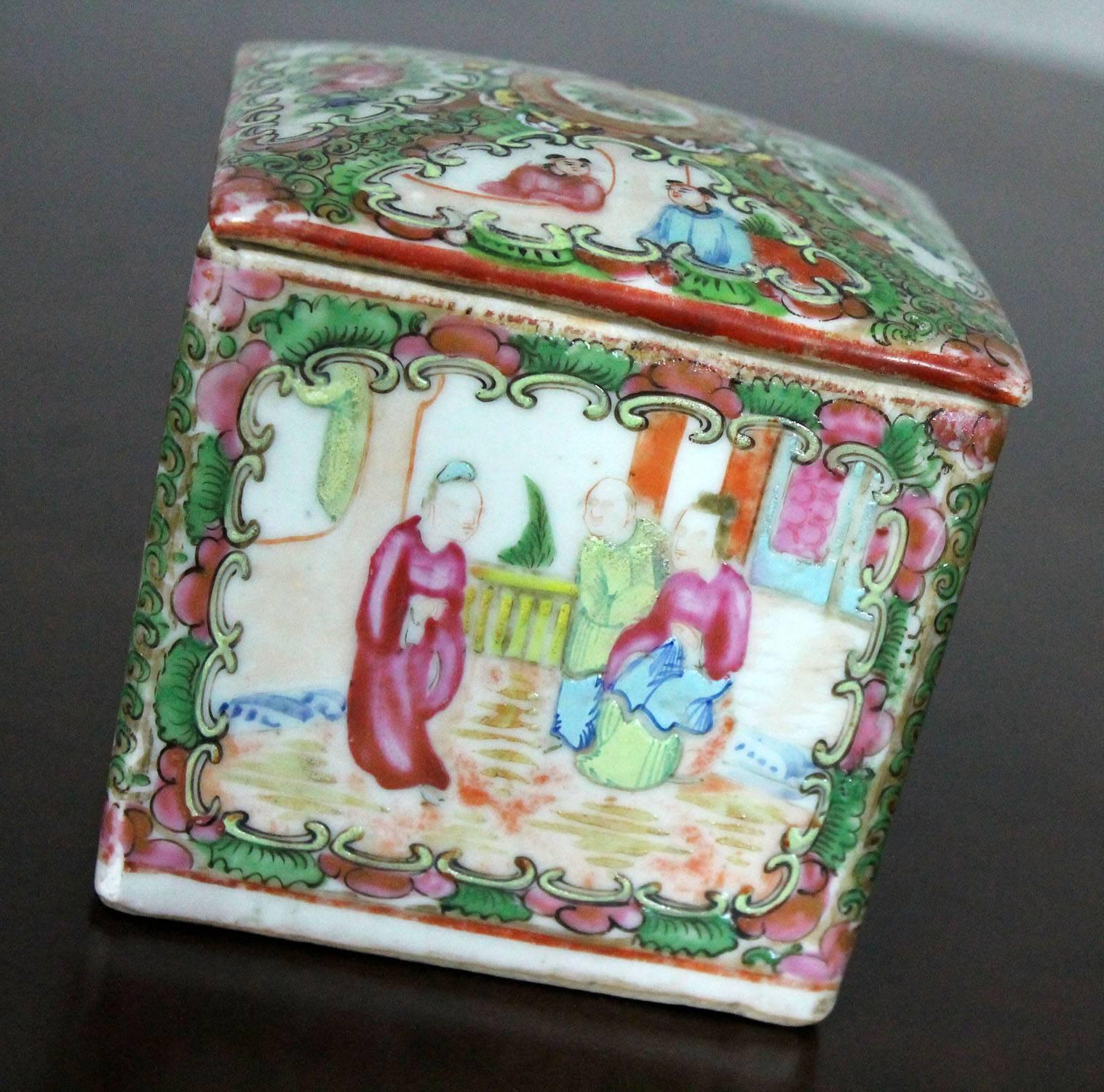 Antique Chinese Qing Rose Medallion Porcelain Square Tea Caddy Box In Good Condition In Topeka, KS
