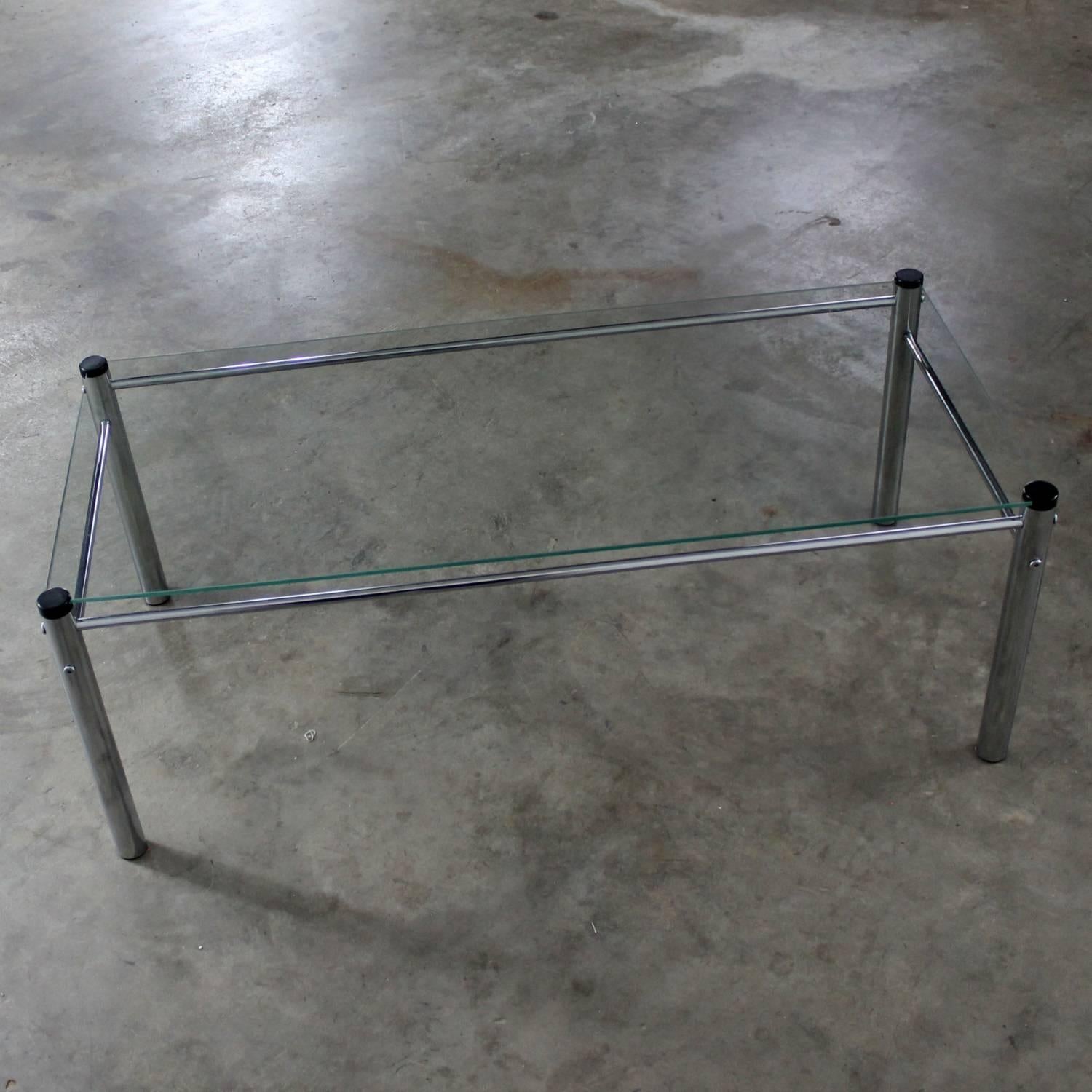 Fun and simple vintage Mid-Century Modern chrome and glass coffee table attributed to James David Furniture. In wonderful vintage condition, circa 1970s.

This was my first coffee table that my husband and I purchased in Sears Department Store