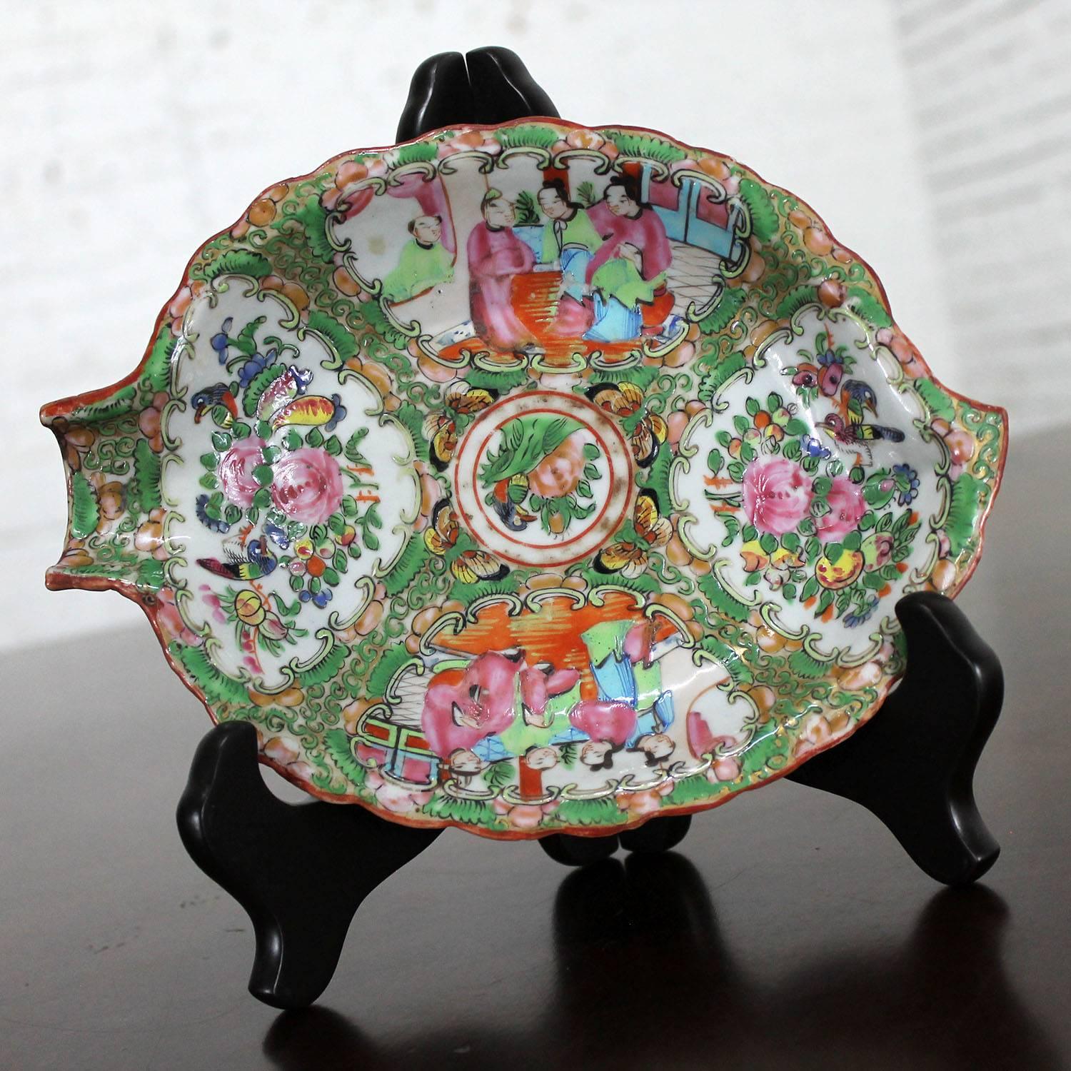 Wonderful and delicate antique Chinese Rose Medallion leaf shaped dish or small tray in the traditional medallion design of village scenes, floral and birds. Qing Dynasty circa 1850-1890 and in wonderful antique condition. The hand-painting is in