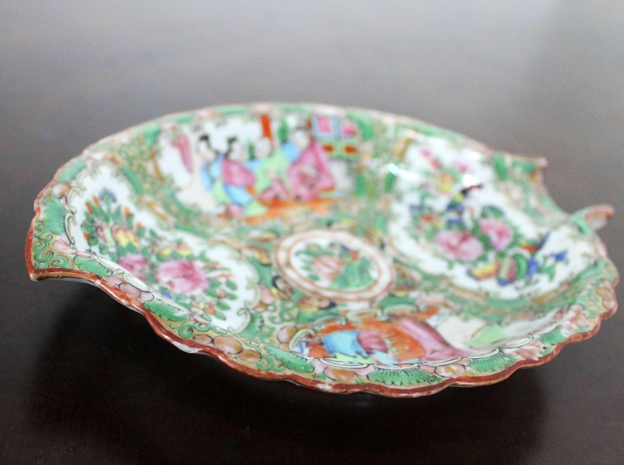 Antique Chinese Qing Rose Medallion Porcelain Leaf Shaped Dish or Tray 4