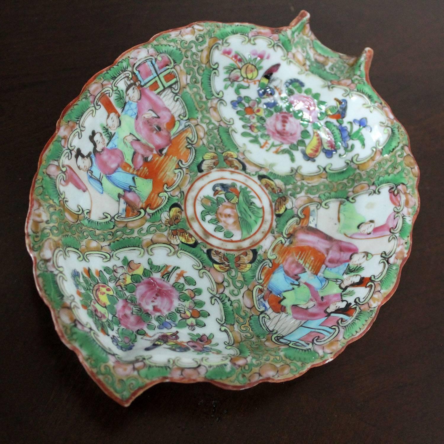 Antique Chinese Qing Rose Medallion Porcelain Leaf Shaped Dish or Tray In Good Condition In Topeka, KS