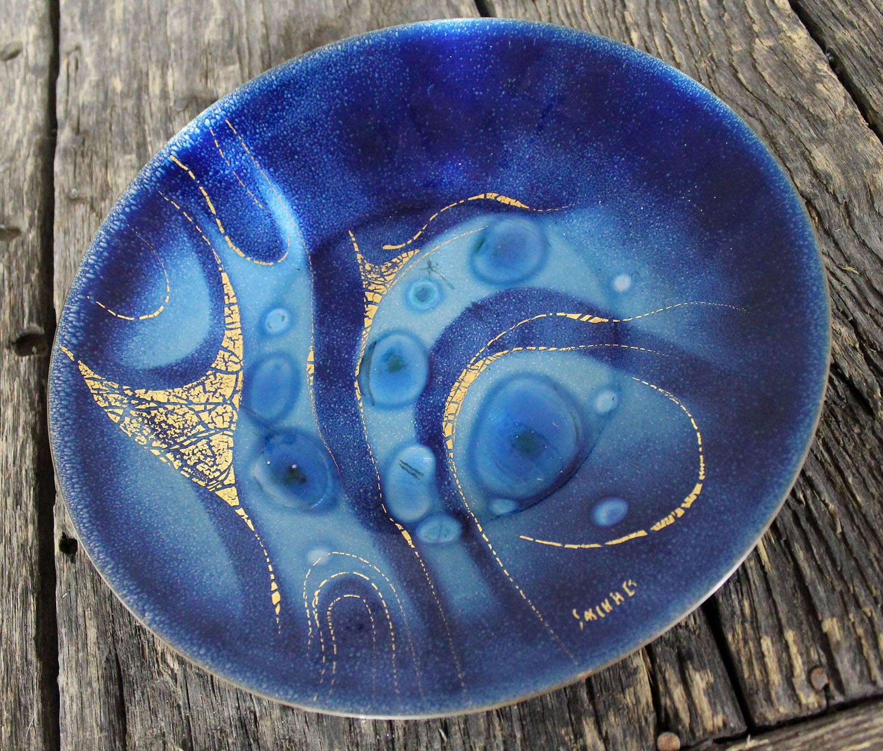 Phenomenal brilliant royal blue enameled plate by Sascha Brastoff. This incredible abstract Mid-Century Modern piece of art is in wonderful vintage condition. Signed on the front Sasha B and, circa 1950s-1960s.

Gorgeous! This incredible enamel