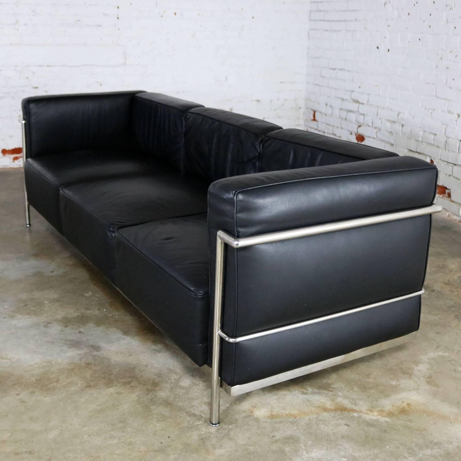 Le Corbusier LC3 Grand Comfort Style Black Leather Three-Seat Sofa In Good Condition In Topeka, KS