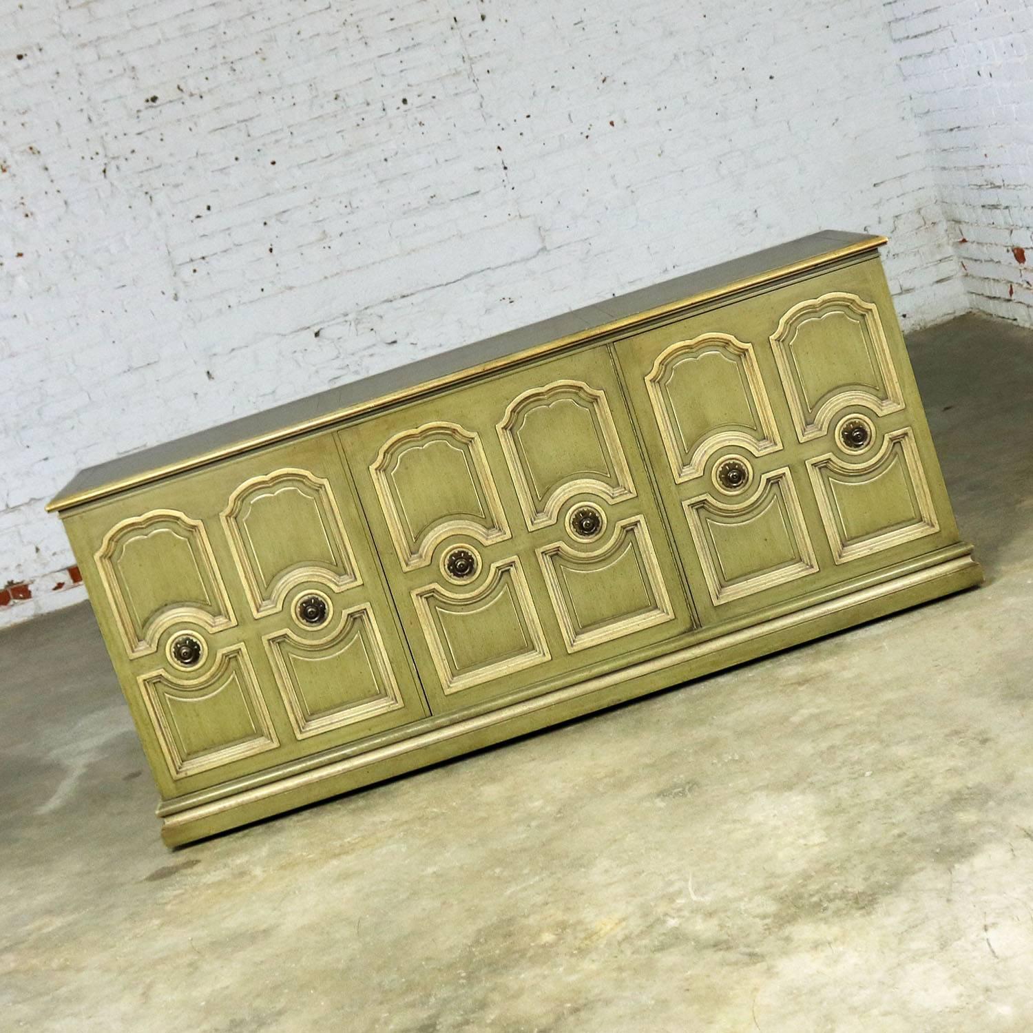 Fabulous all original Henredon green and ivory lacquer Hollywood Regency credenza or buffet cabinet in the style of Dorothy Draper. In wonderful all original vintage condition, circa 1960s.

Now enter the Duchess of design and the inventor of