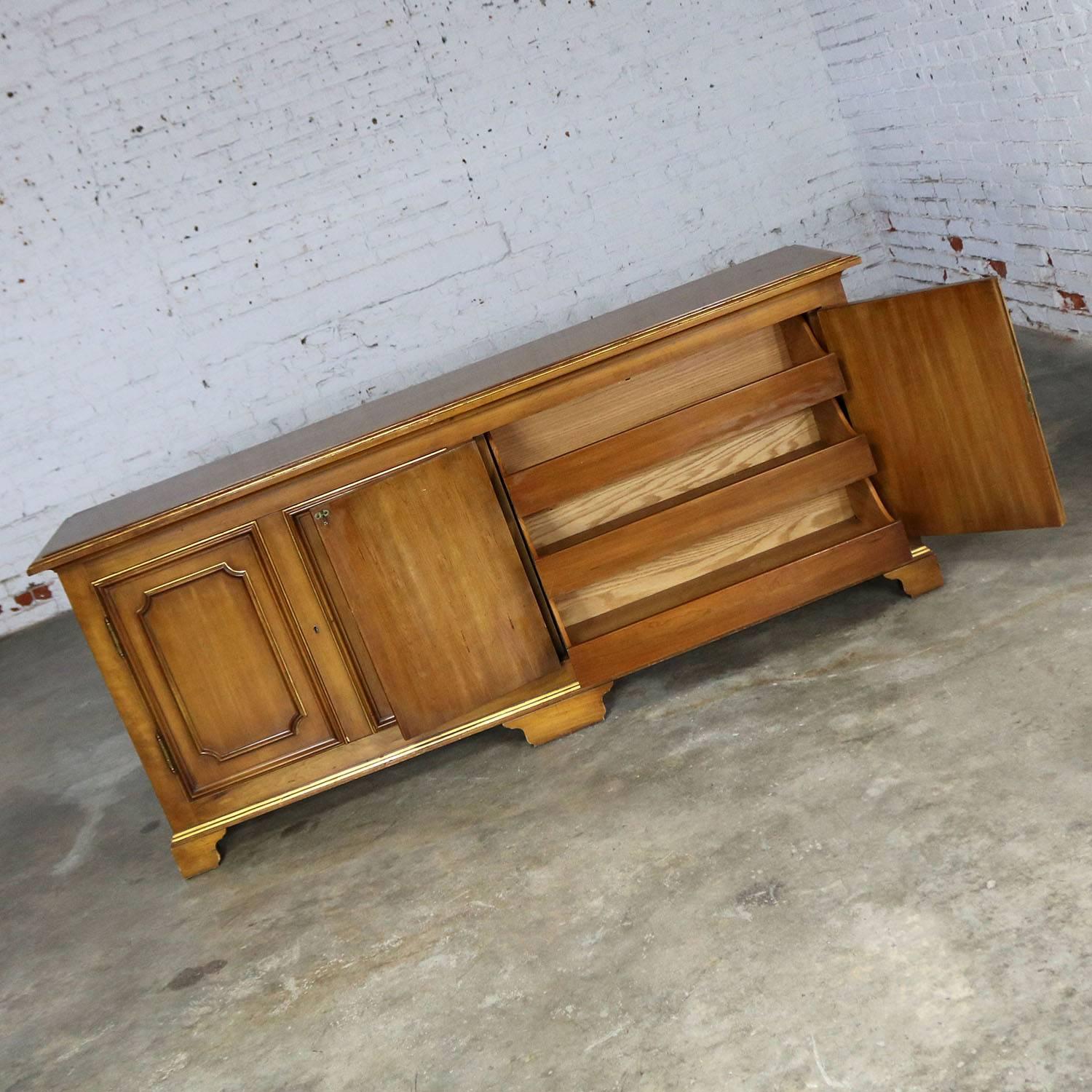 John Widdicomb Painted Hollywood Regency Buffet Credenza with Gilt Accents In Good Condition In Topeka, KS