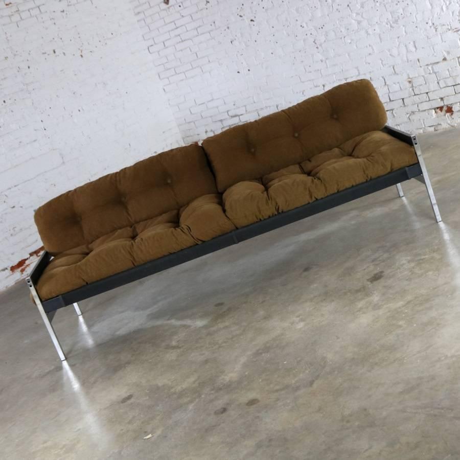 Offering now a chrome, black, and brown sling sofa designed by Jerry Johnson from the Encino Collection for Landes Manufacturing Company, circa 1970s in good vintage condition.

This is an incredible and incredible comfortable sofa! It is part of