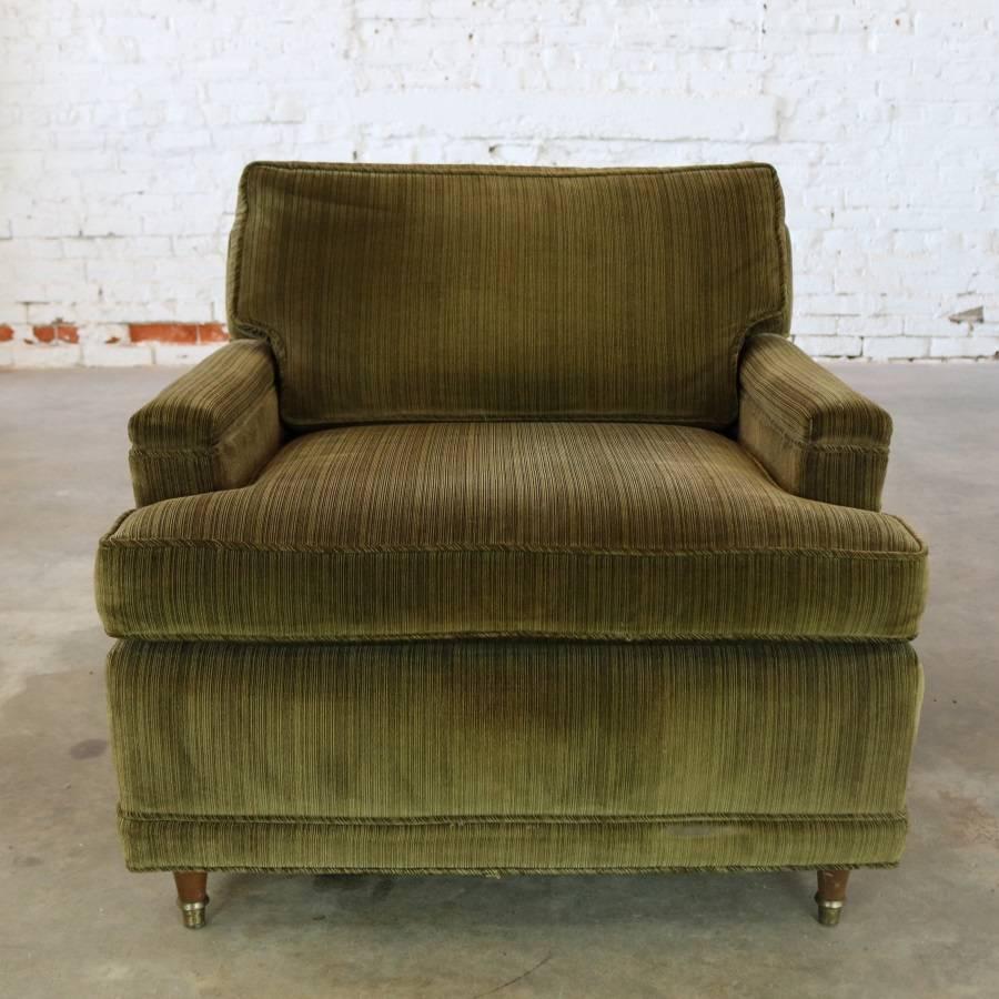 
Handsome Lawson style Mid-Century Modern club chair in a deep green luscious velvet upholstery floating on four conical wood legs with brass tips. In wonderful vintage 1960s-1970s condition. We do believe the upholstery is a bit newer than that