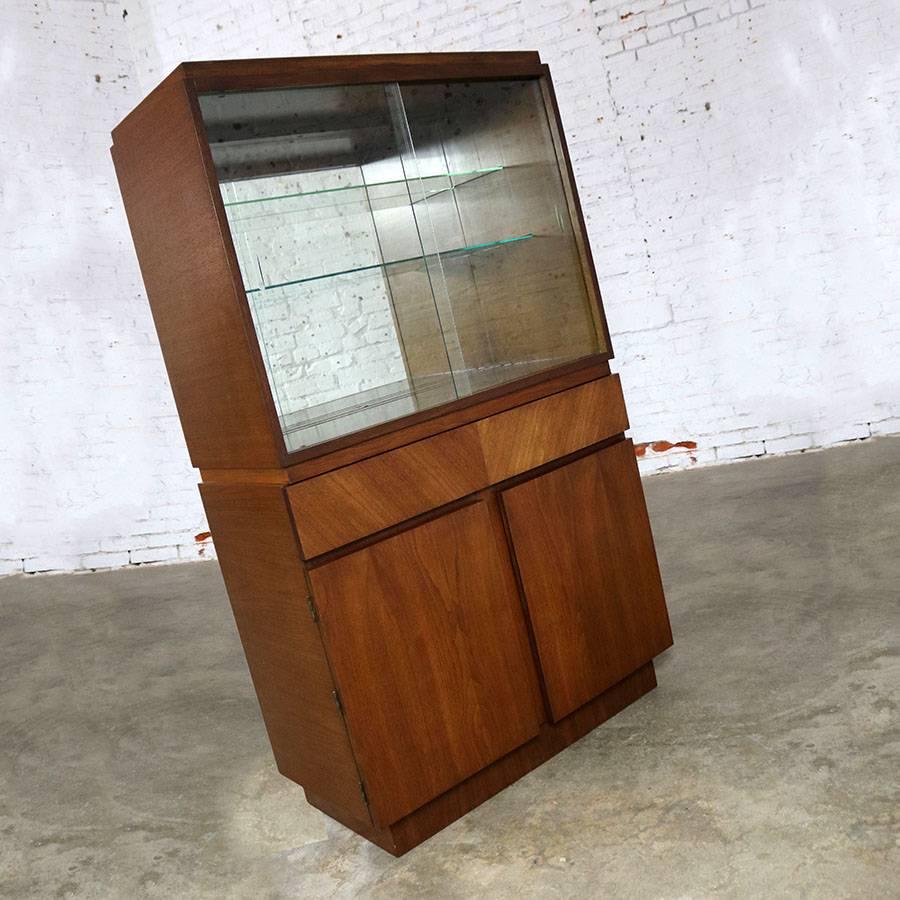 Wonderful Mid-Century Modern china or display cabinet by Morris of California for their Architectural Modern collection. This cabinet is in exceptional original vintage condition circa 1940s-1950s

This incredible petit china cabinet is perfect