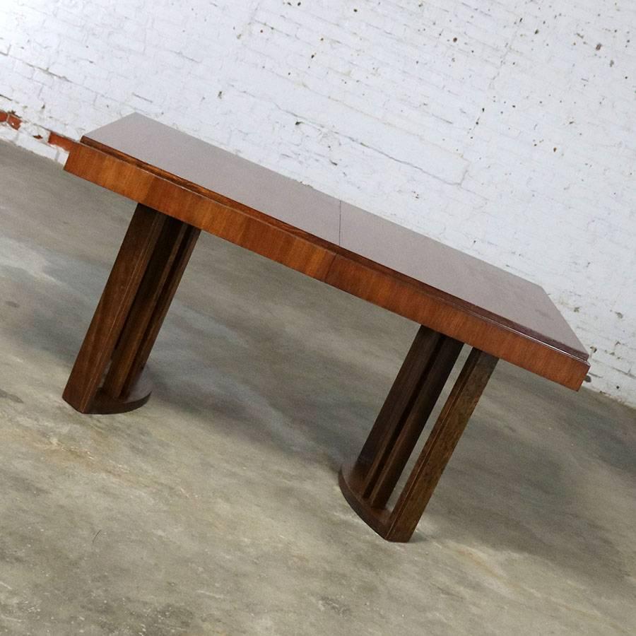 Wonderful Mid-Century Modern dining table by Morris of California for their Architectural Modern collection. This table is in exceptional original vintage condition circa 1940s-1950s and has three semi-aproned leaves to expand it dramatically.

If