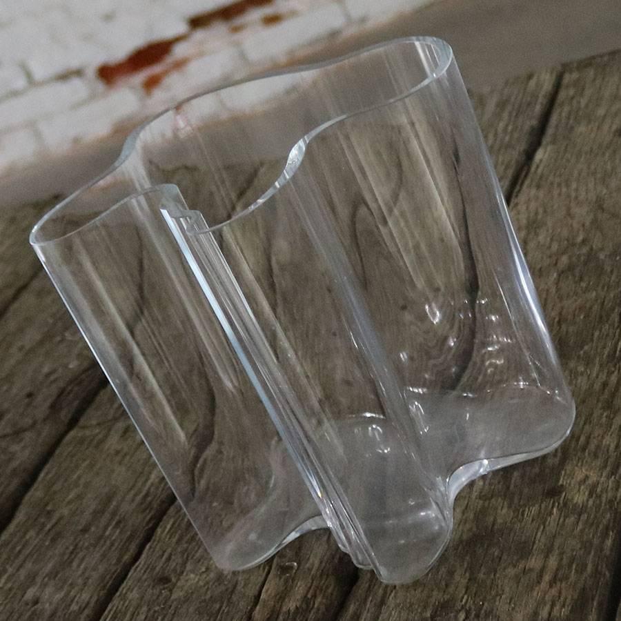 Iconic Savoy vase by Alvar Aalto for Iittala. Made in Finland, circa late 20th century but originally designed in 1936. This vase is in wonderful condition with label, signature and original box.

Alvar Aalto design the Savoy vase in 1936 for a