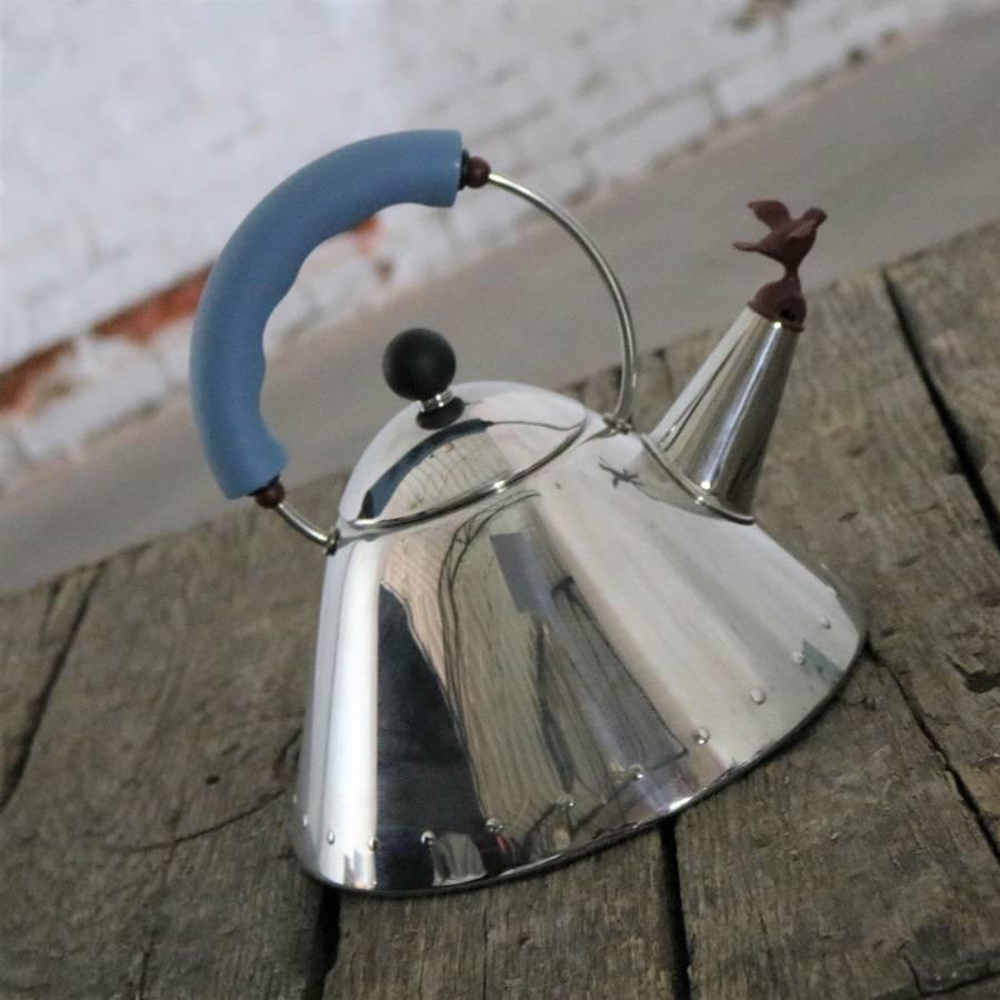 Handsome and fun stainless-steel whistling bird tea kettle designed by Michael Graves for Alessi. This tea kettle is in fabulous almost new pre-owned condition with its original box, circa 1980s–1990s.

This tea kettle by Michael Graves for Alessi