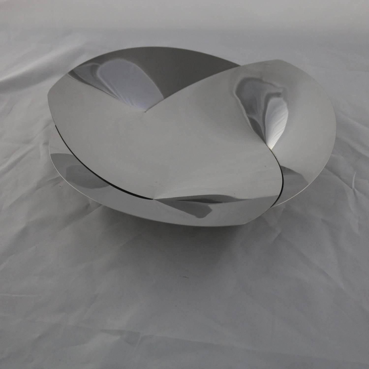 Beautiful polished stainless-steel fruit bowl, the ABI01 Resonance, designed in 2006 by Alice Abi for Alessi. This one is in terrific condition even though it has been used, circa 2006

This fruit bowl is simply gorgeous! It was designed by Alice