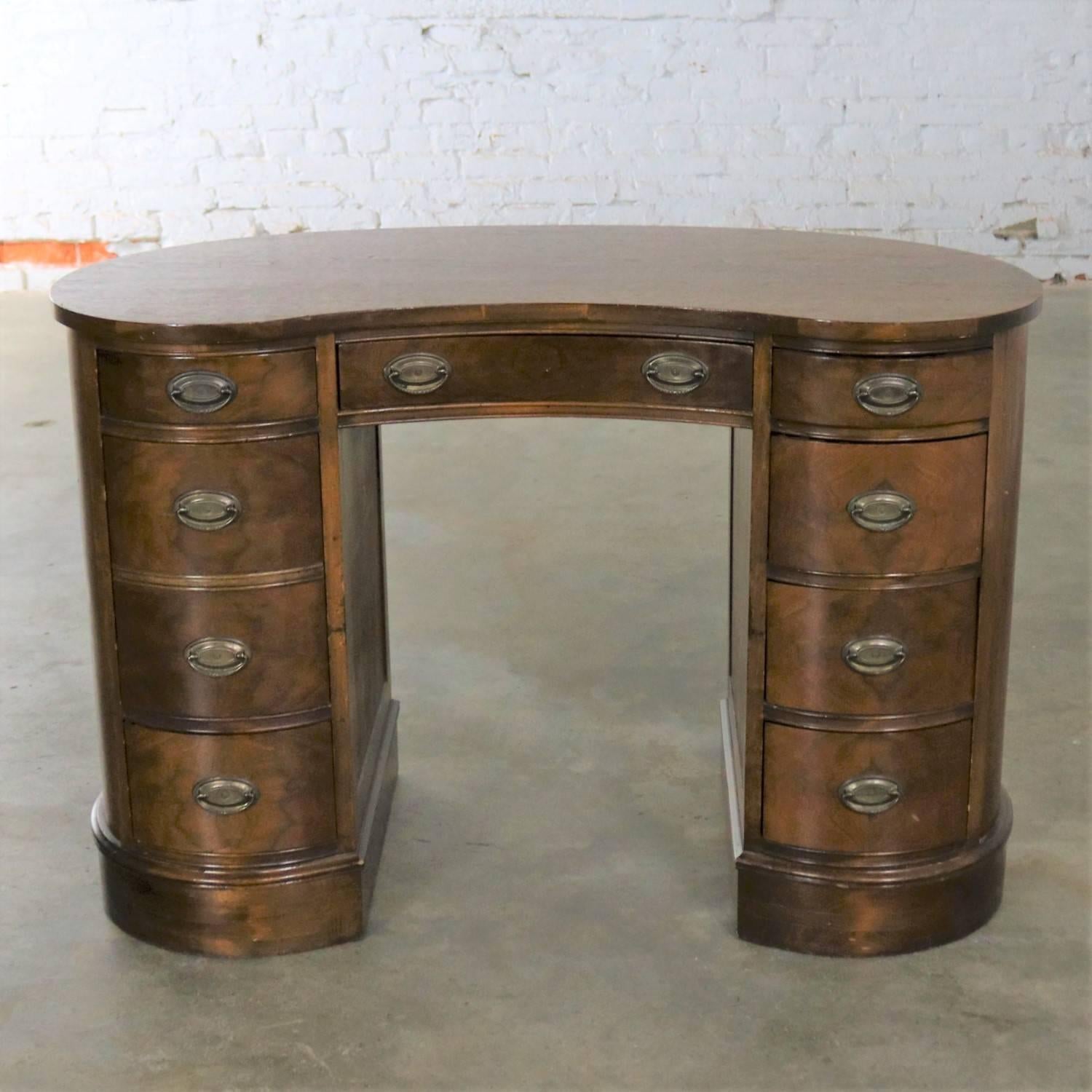 Pretty and petite Federal style walnut kidney shaped knee hole writing desk. In wonderful antique condition with natural age-related nicks and dings but nothing major, circa 1940s-1950s.

This desk is so adorable. Kidney shaped Federal style and