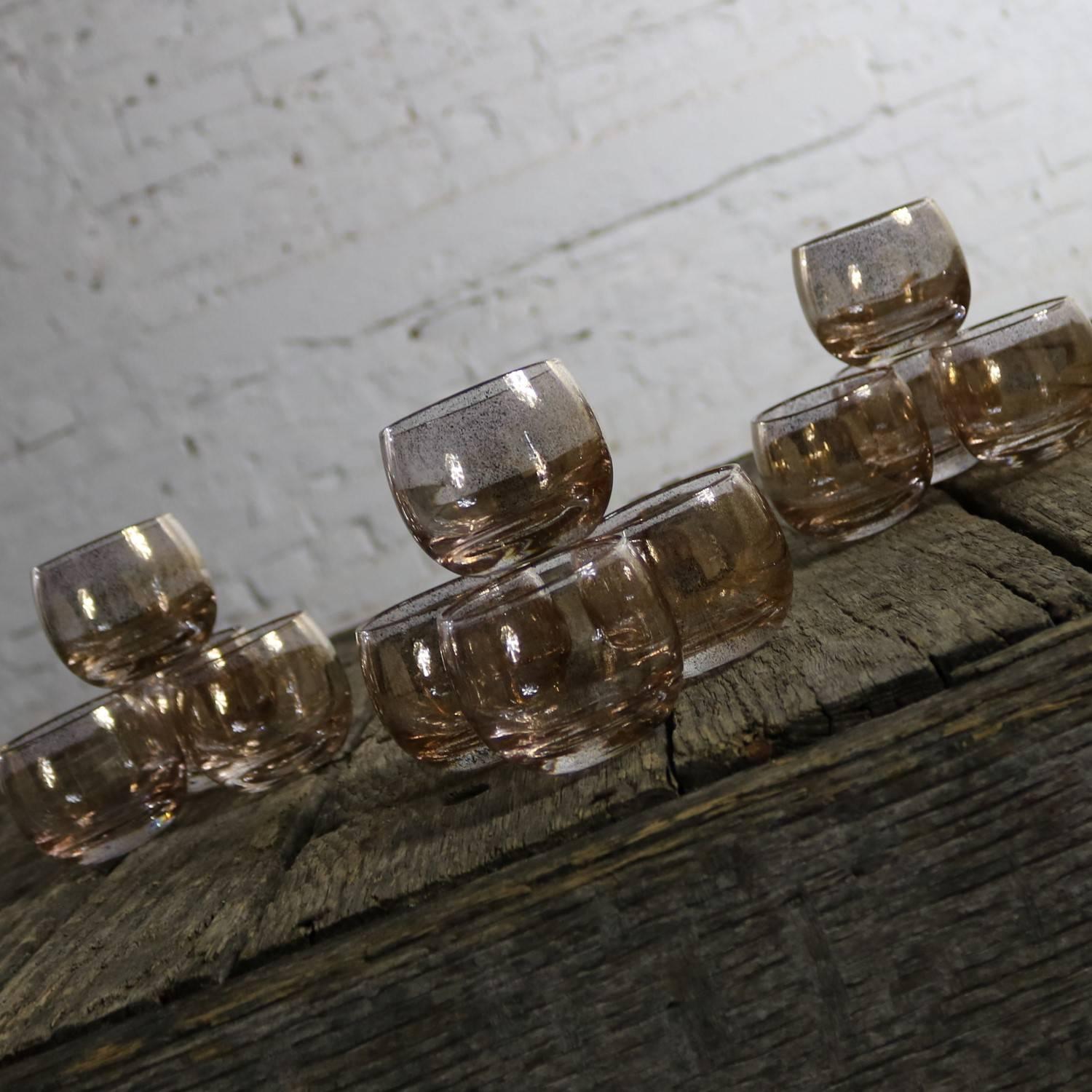A Mid-Century Modern set of 12 small roly poly cocktail glasses with a gold speckled finish in the style and manner of Dorothy Thorpe. All 12 are in wonderful vintage condition, circa 1950s-1960s.

Fabulous set of 12 of the most wonderful little