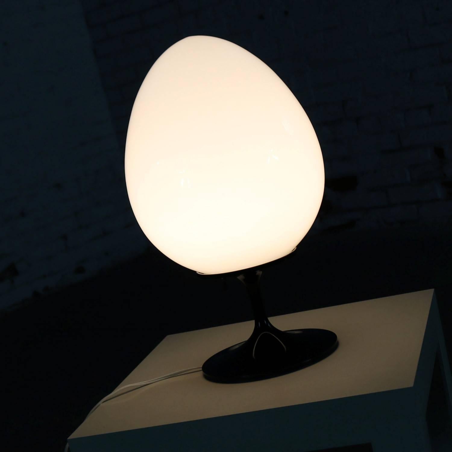 20th Century Bill Curry Stemlite Tulip Base Table Lamp for Design Line Egg Shaped White Globe