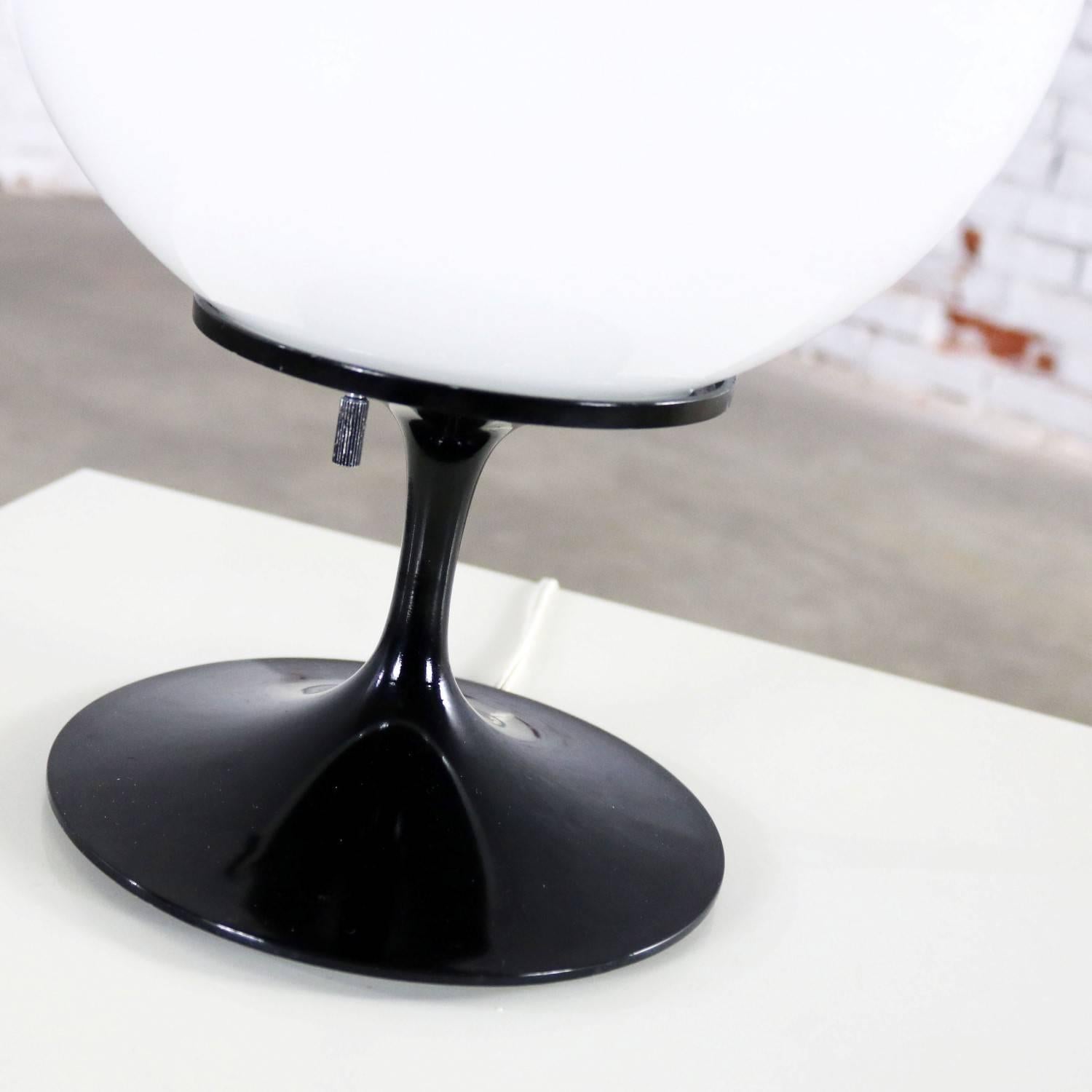 Mid-Century Modern Bill Curry Stemlite Tulip Base Table Lamp for Design Line Egg Shaped White Globe