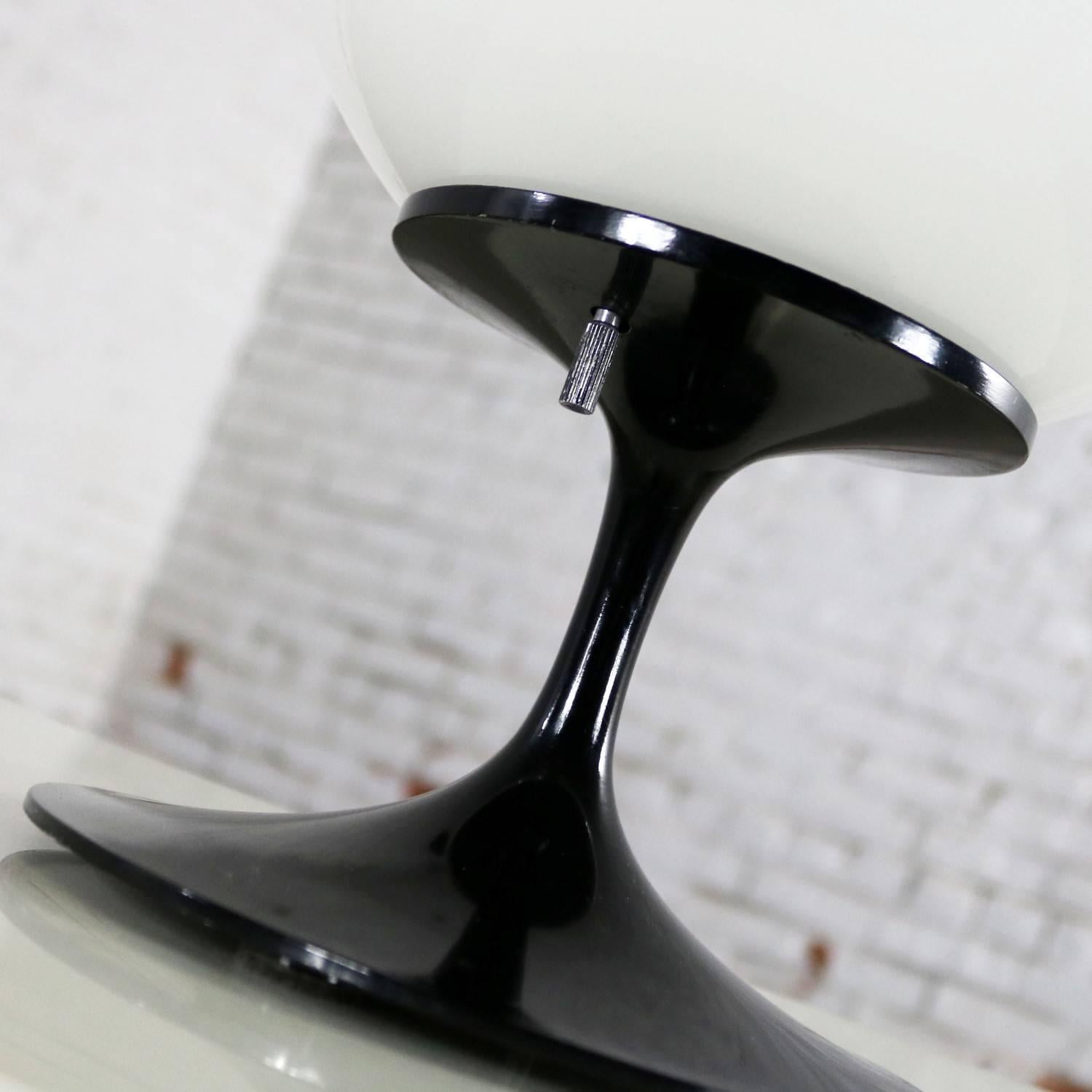 American Bill Curry Stemlite Tulip Base Table Lamp for Design Line Egg Shaped White Globe