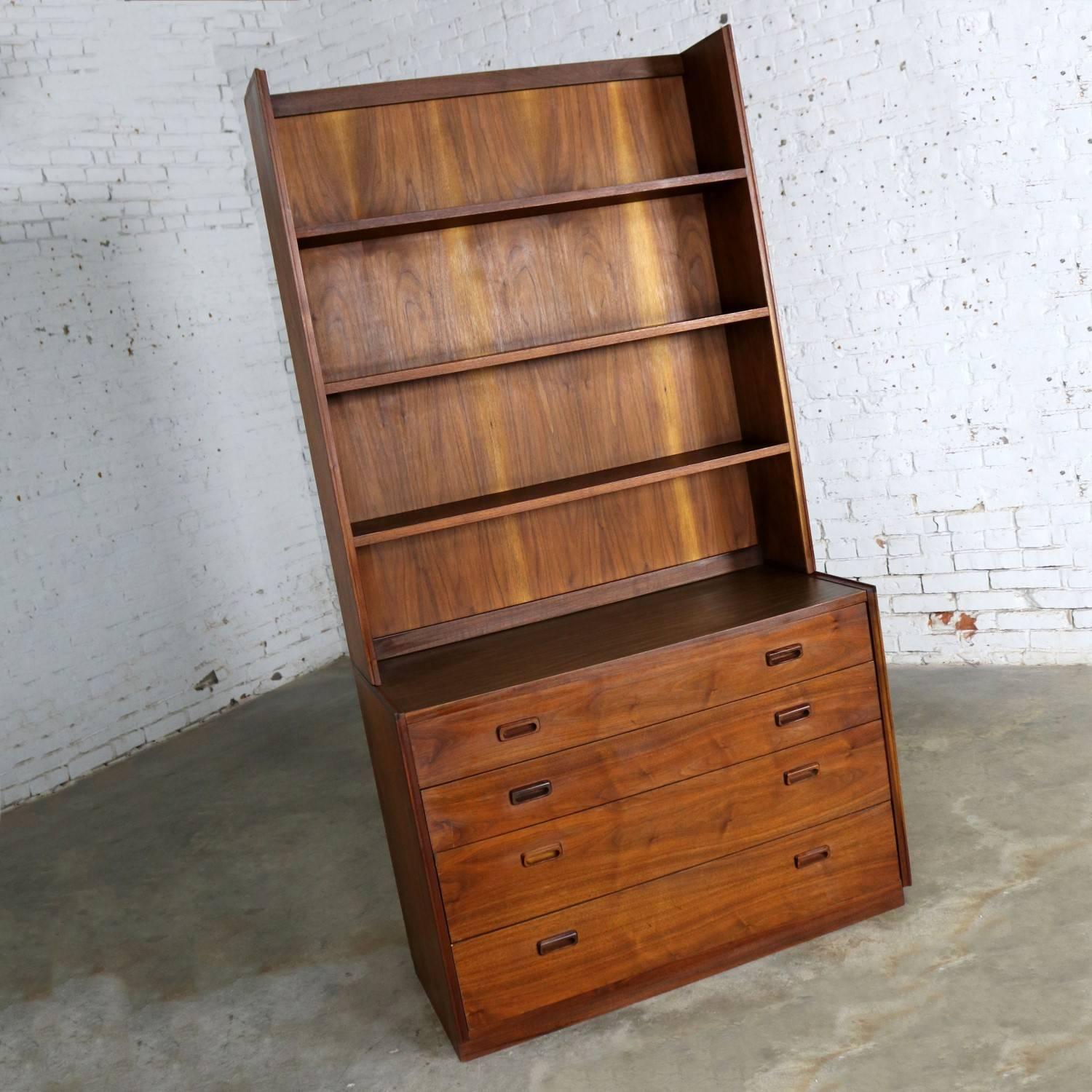 Mid-Century Modern Two-Piece Bookcase Display Cabinet Attributed to Founders Furniture Midcentury
