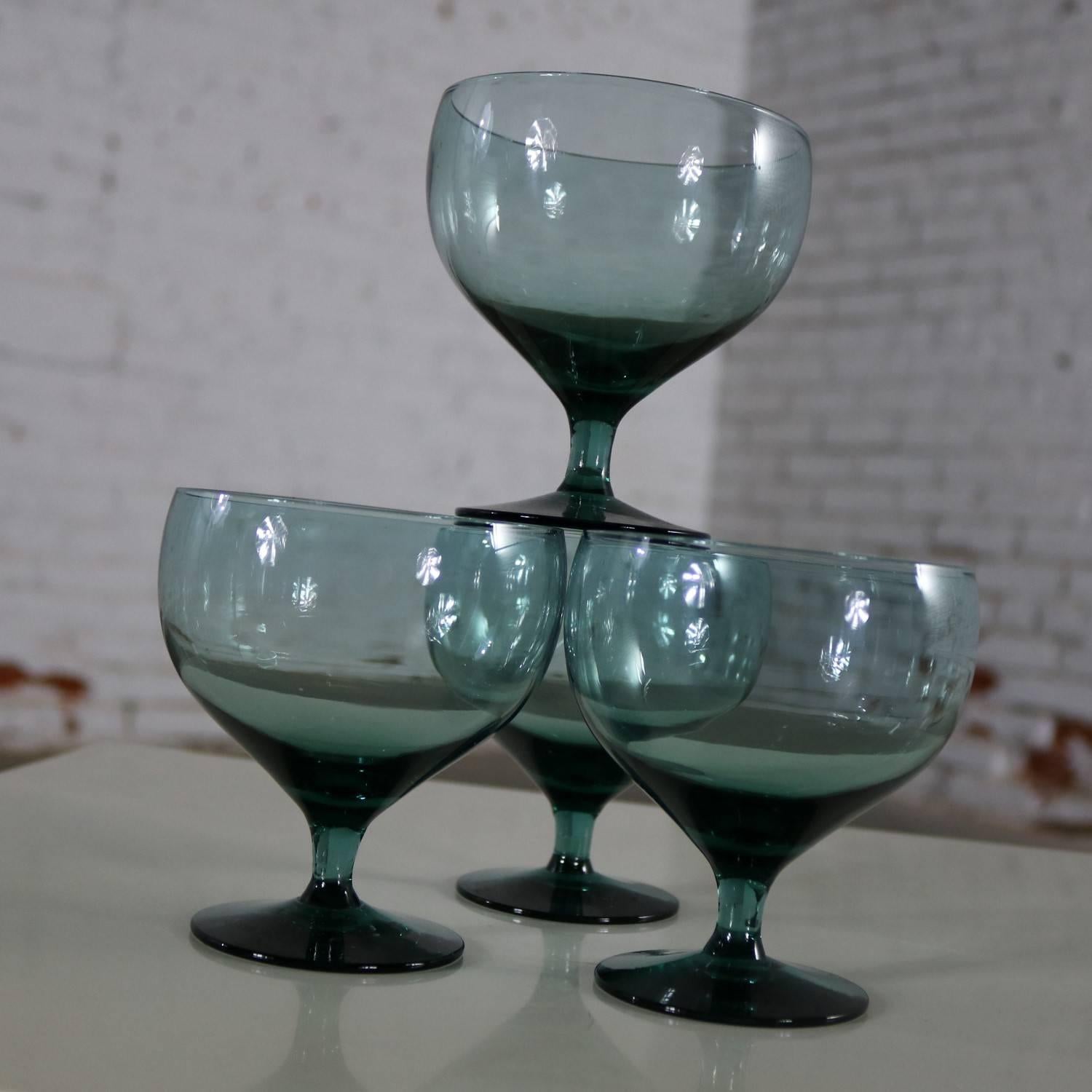 Handsome set of four Mid-Century Modern Morgantown American Modern seafoam blue-green champagne coupes or goblets by Russel Wright. This vintage set is in fabulous condition with no chips, cracks or chiggers, circa 1950s

Fantastic set of four