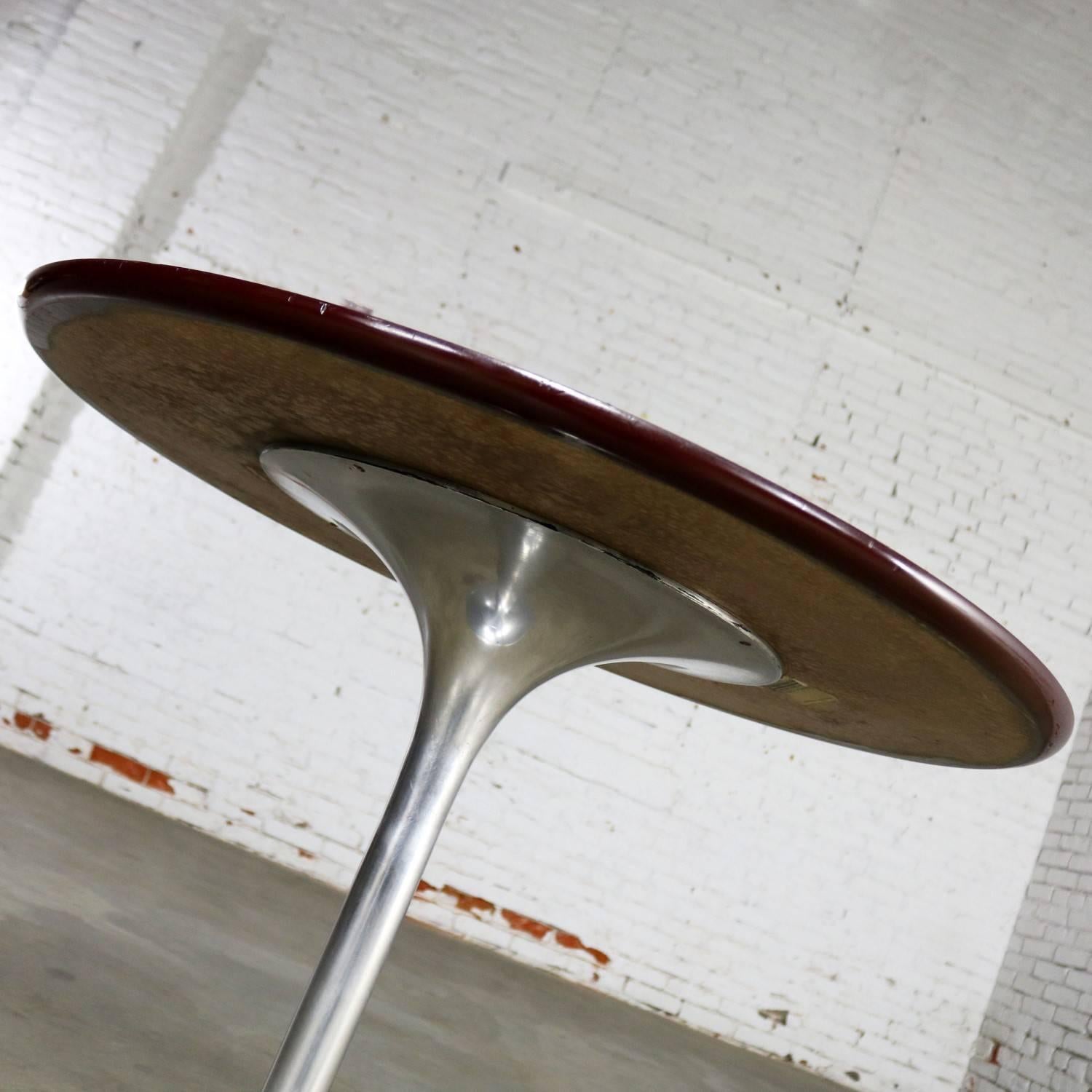 Saarinen Style Tulip Base Tisch aus Aluminium mit Holzmaserung Laminatplatte 4