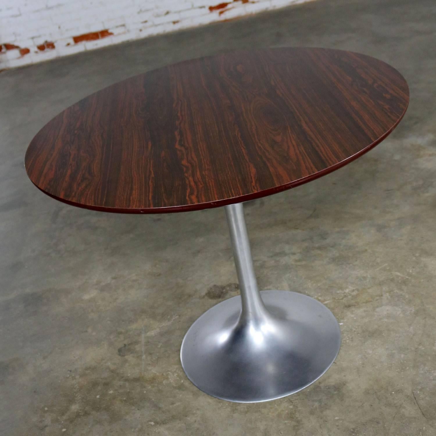Saarinen Style Tulip Base Tisch aus Aluminium mit Holzmaserung Laminatplatte (Moderne der Mitte des Jahrhunderts)