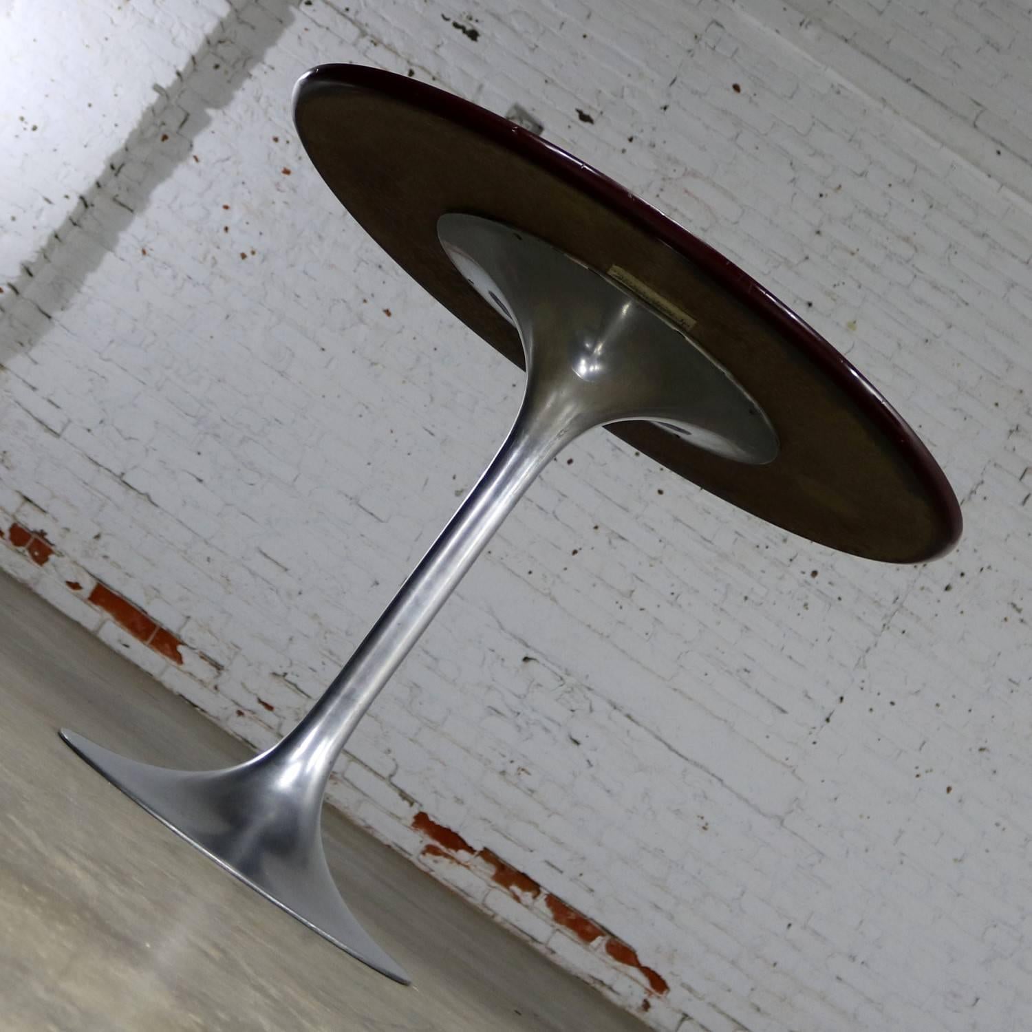 Saarinen Style Tulip Base Tisch aus Aluminium mit Holzmaserung Laminatplatte im Zustand „Gut“ in Topeka, KS