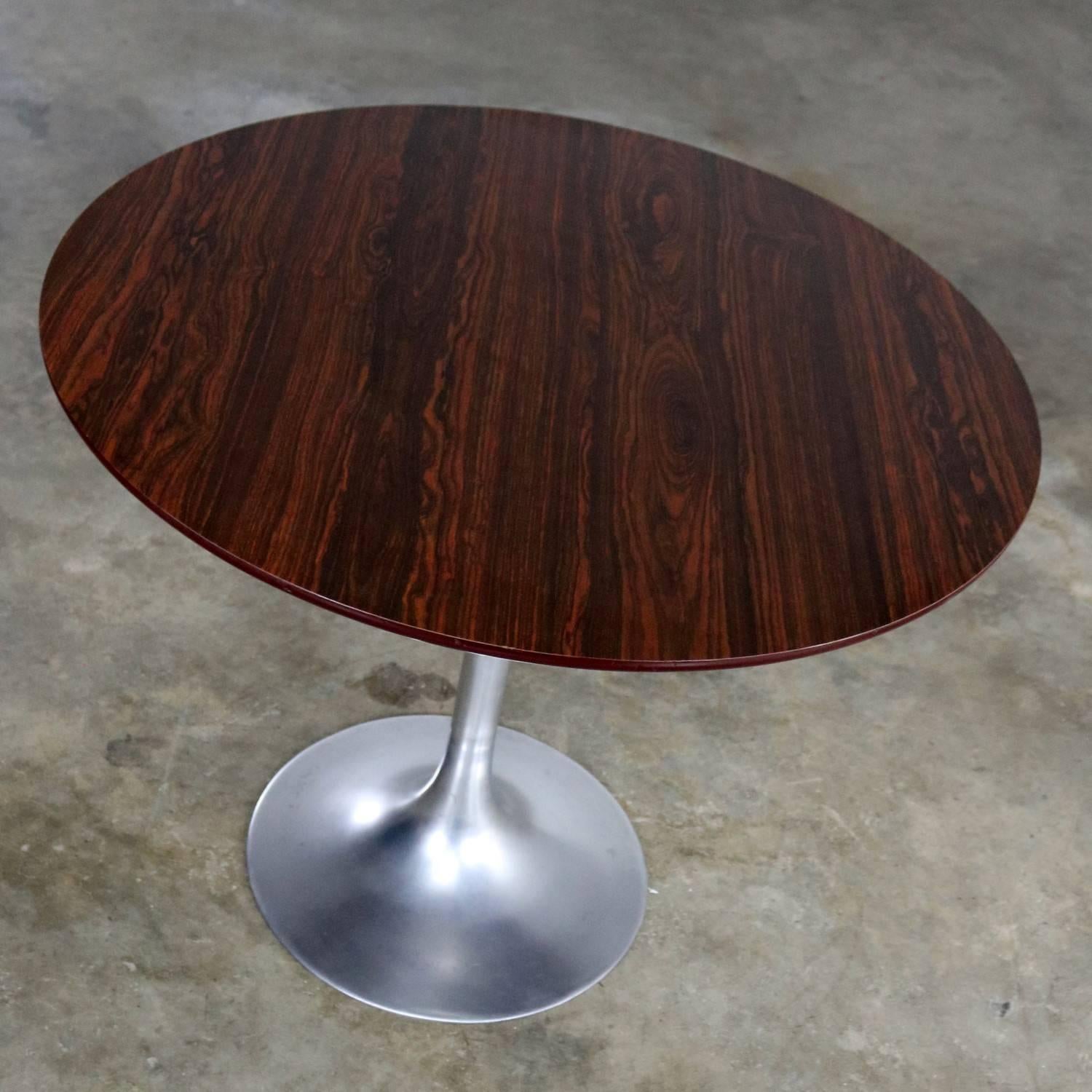 Saarinen Style Tulip Base Tisch aus Aluminium mit Holzmaserung Laminatplatte (amerikanisch)