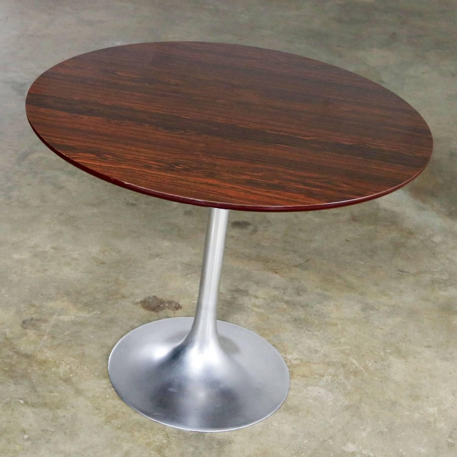 Classic Mid-Century Modern Saarinen style tulip table with polished aluminum base and round wood grain laminate top. Possibly Burke. In wonderful restored condition, circa 1960s.

Handsome and totally Classic Mid-Century Modern design. That is how