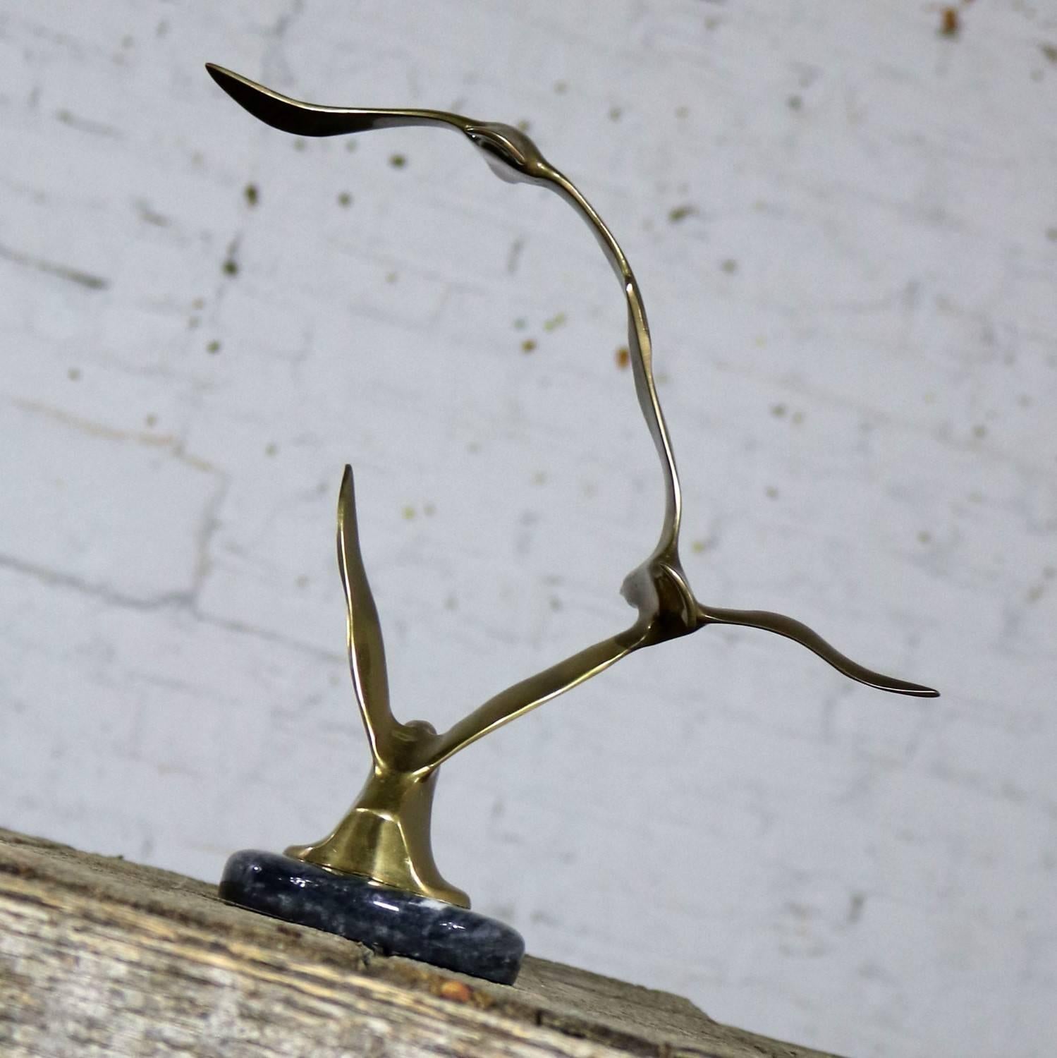 Moderne Messing-Marmor-Vogel im Flugskulptur-Stil von C. Jere aus der Mitte des Jahrhunderts (Moderne der Mitte des Jahrhunderts) im Angebot